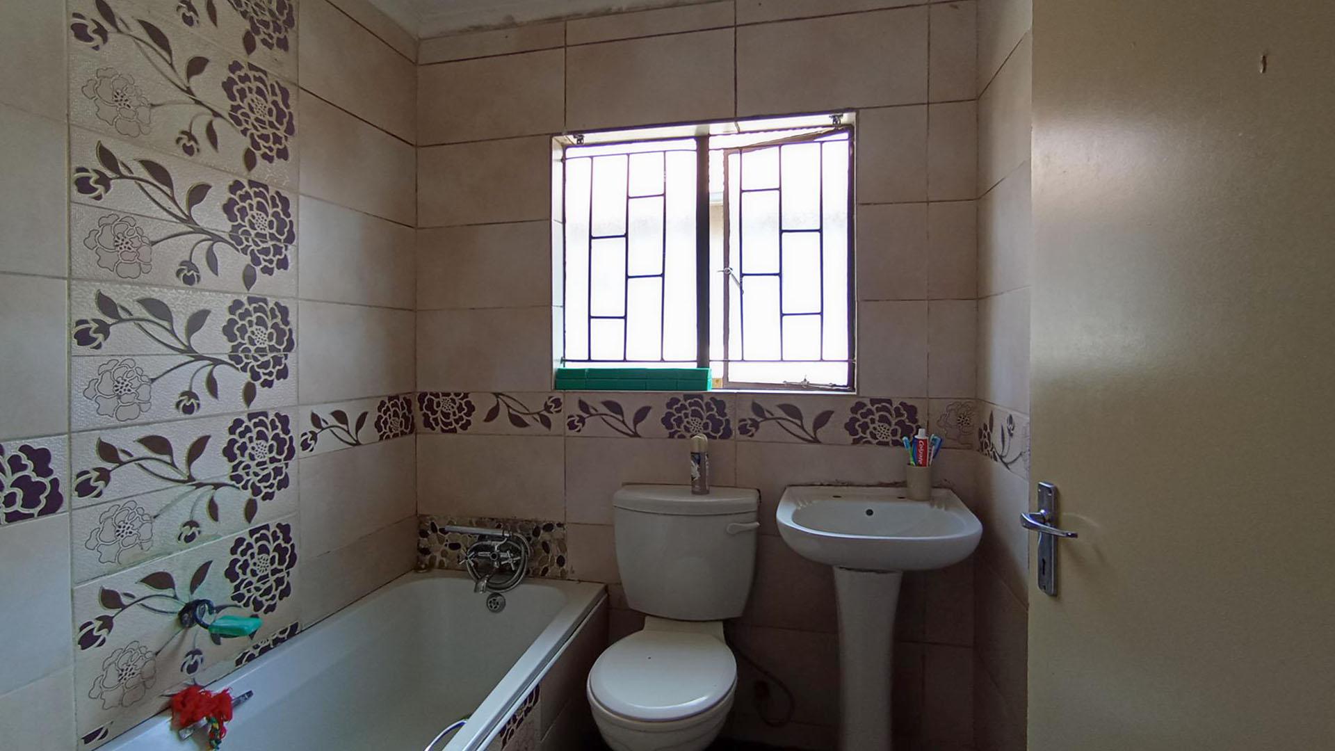 Bathroom 1 - 4 square meters of property in Soshanguve East