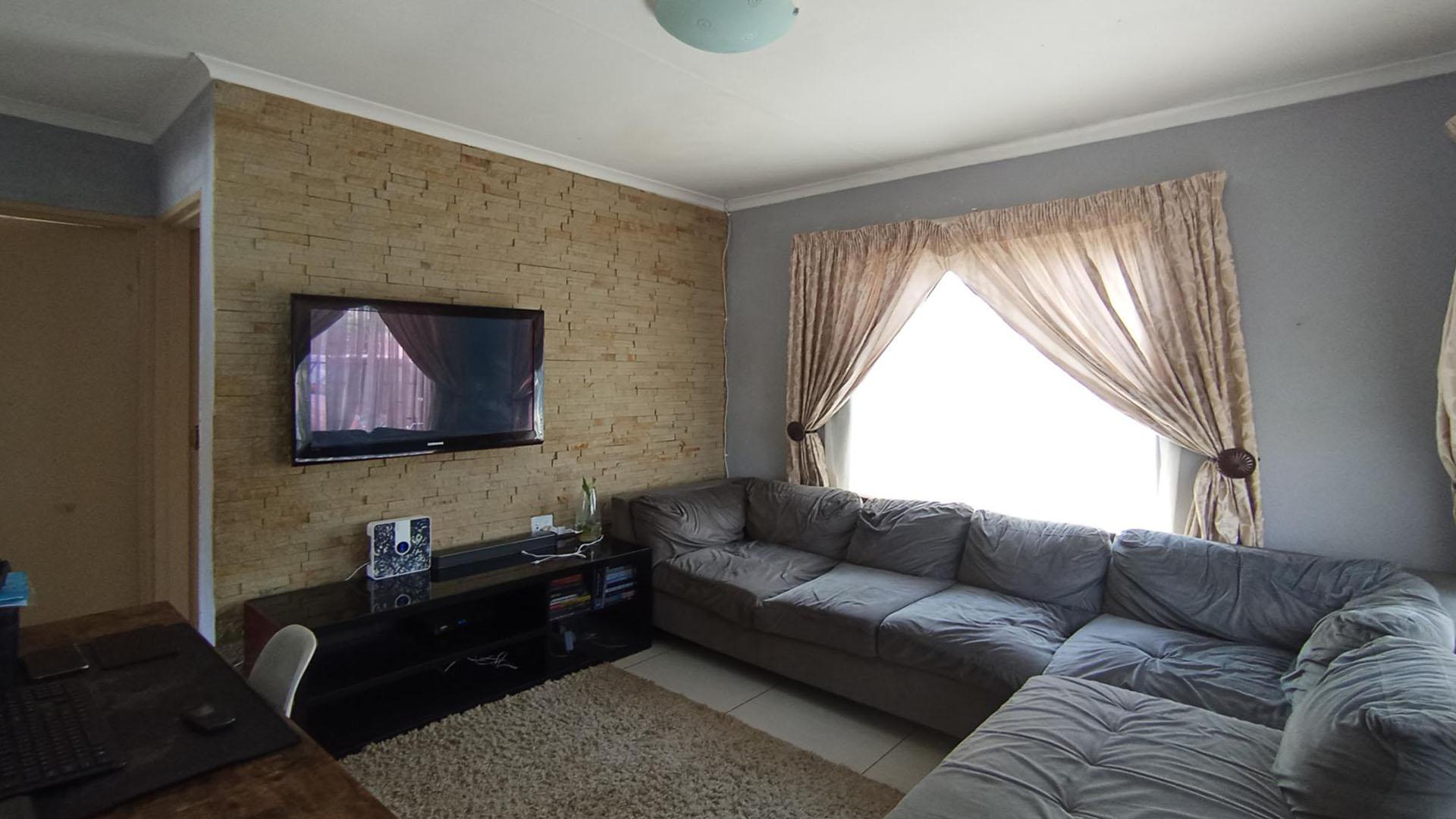 Lounges - 15 square meters of property in Soshanguve East