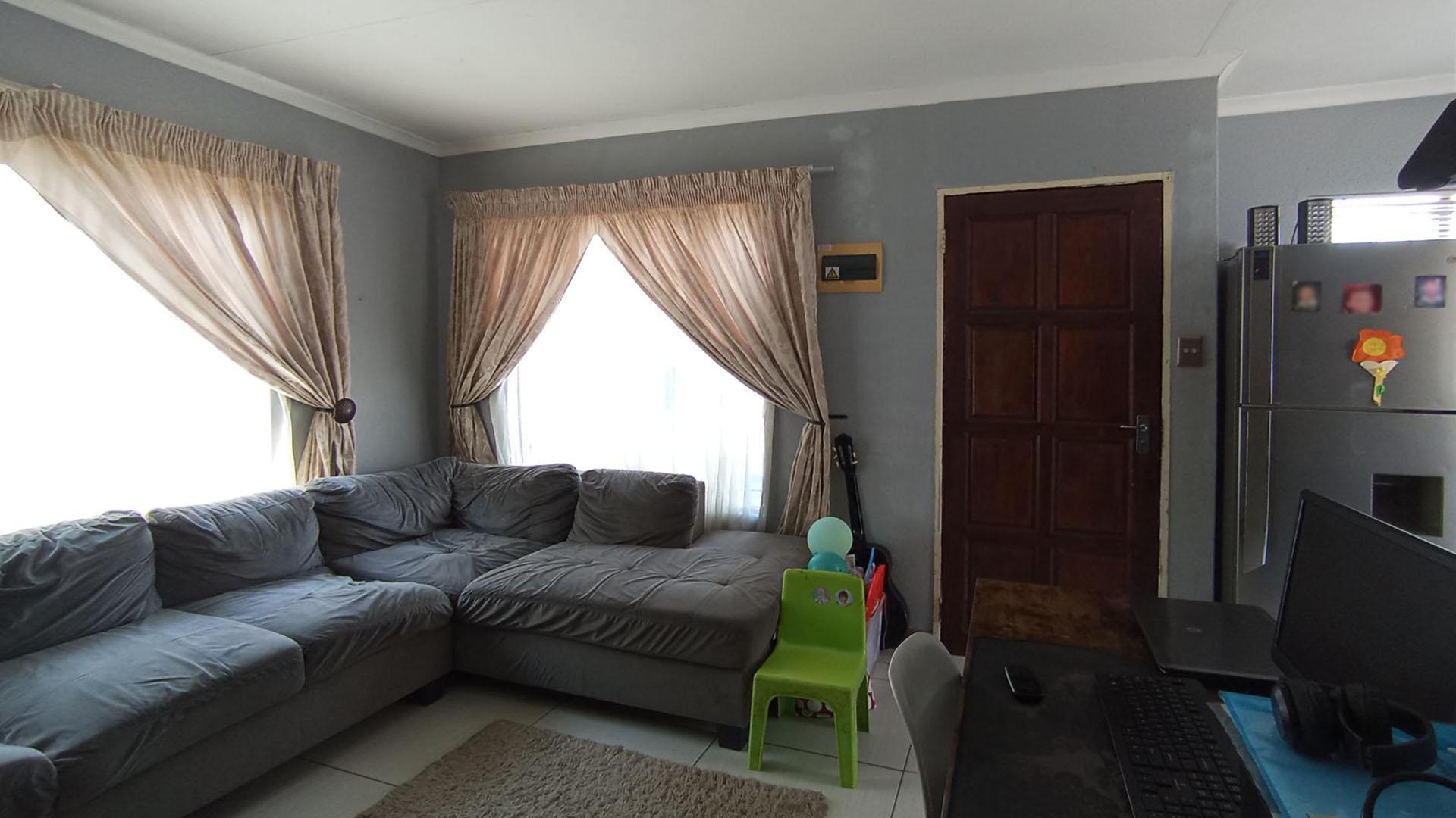 Lounges - 15 square meters of property in Soshanguve East