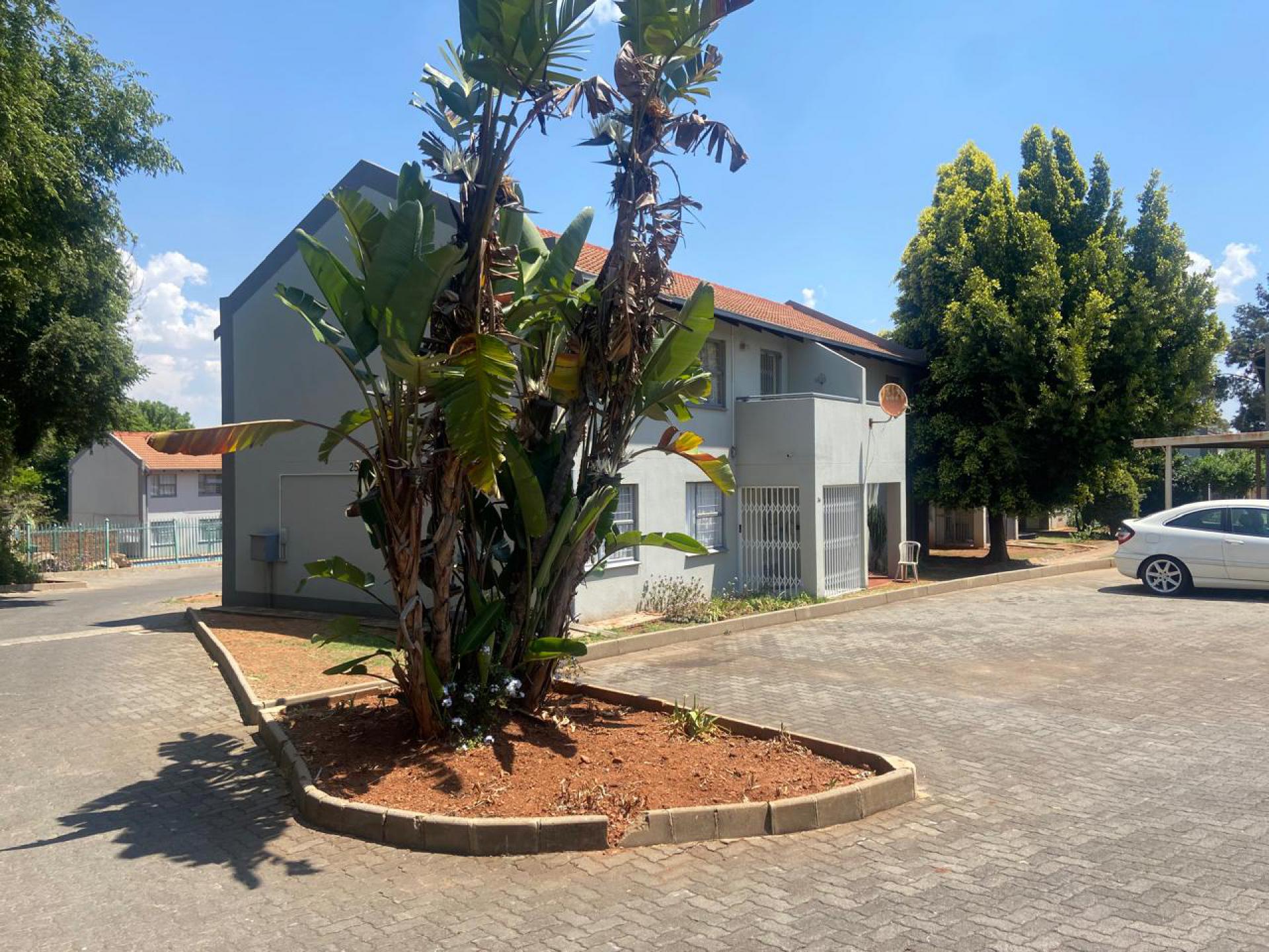 Front View of property in Die Hoewes