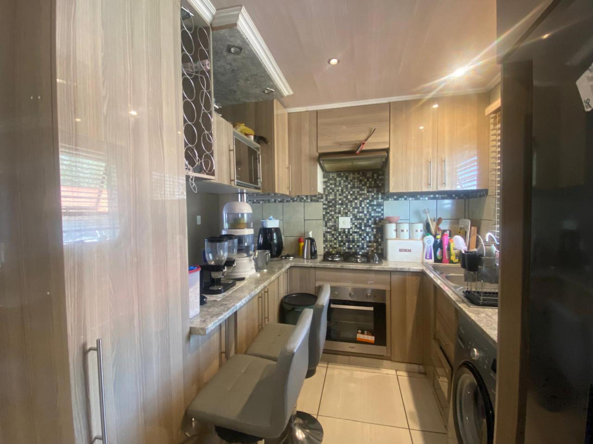 Kitchen of property in Die Hoewes