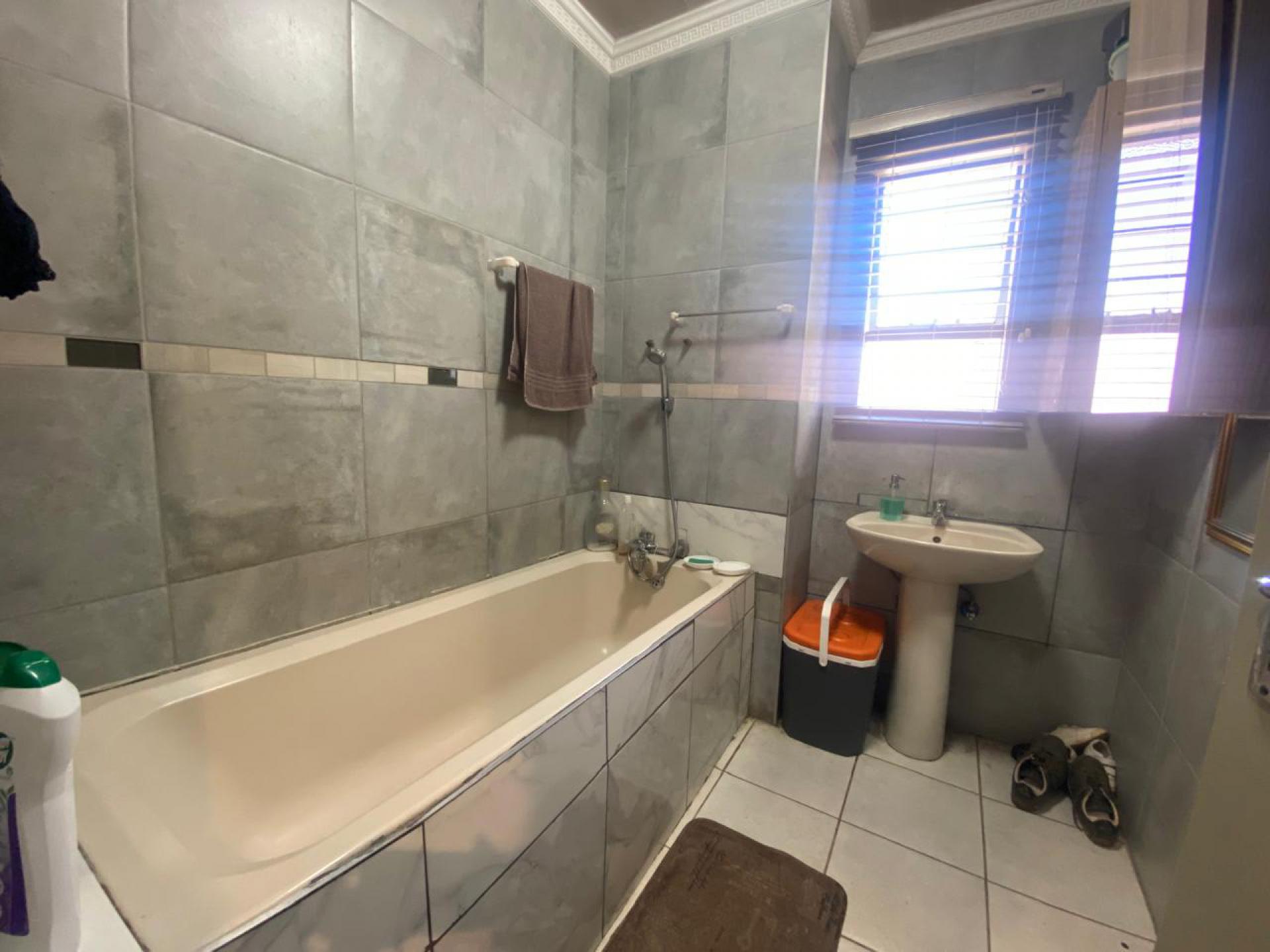 Bathroom 1 of property in Die Hoewes