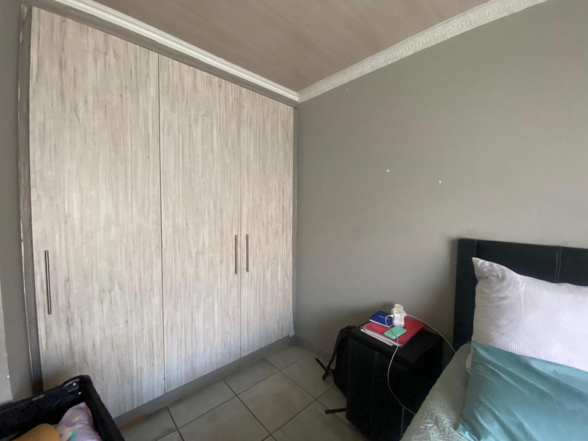 Bed Room 1 of property in Die Hoewes