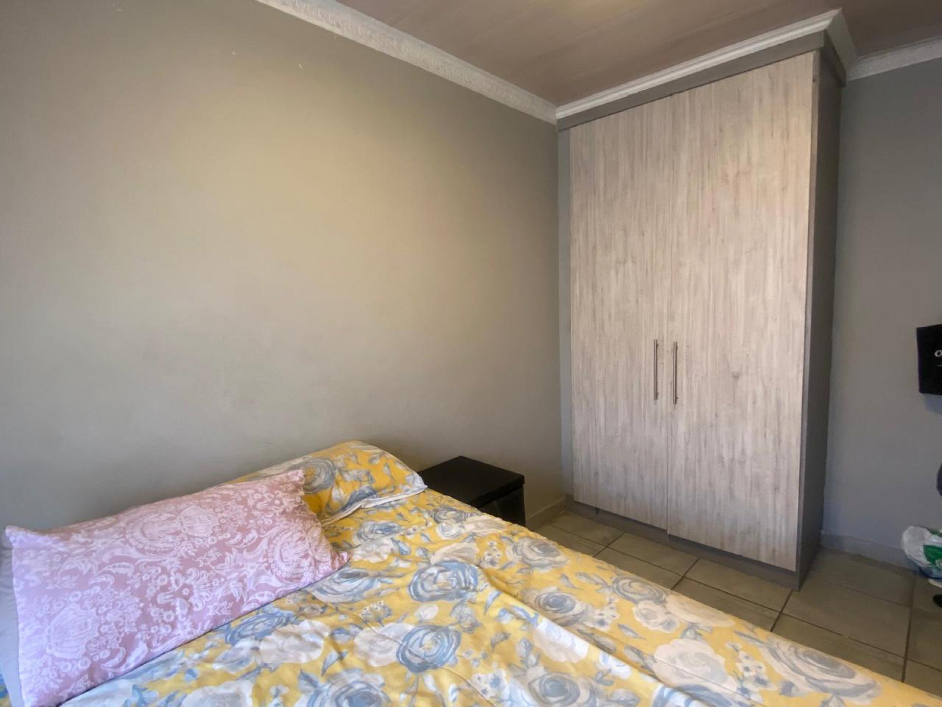 Bed Room 2 of property in Die Hoewes