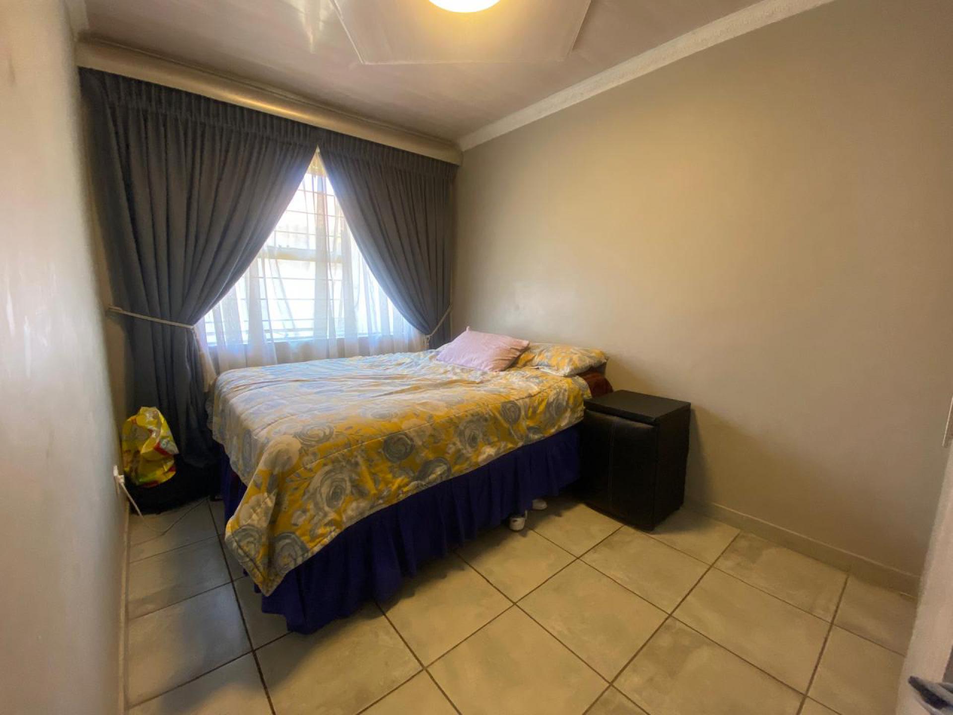 Bed Room 2 of property in Die Hoewes