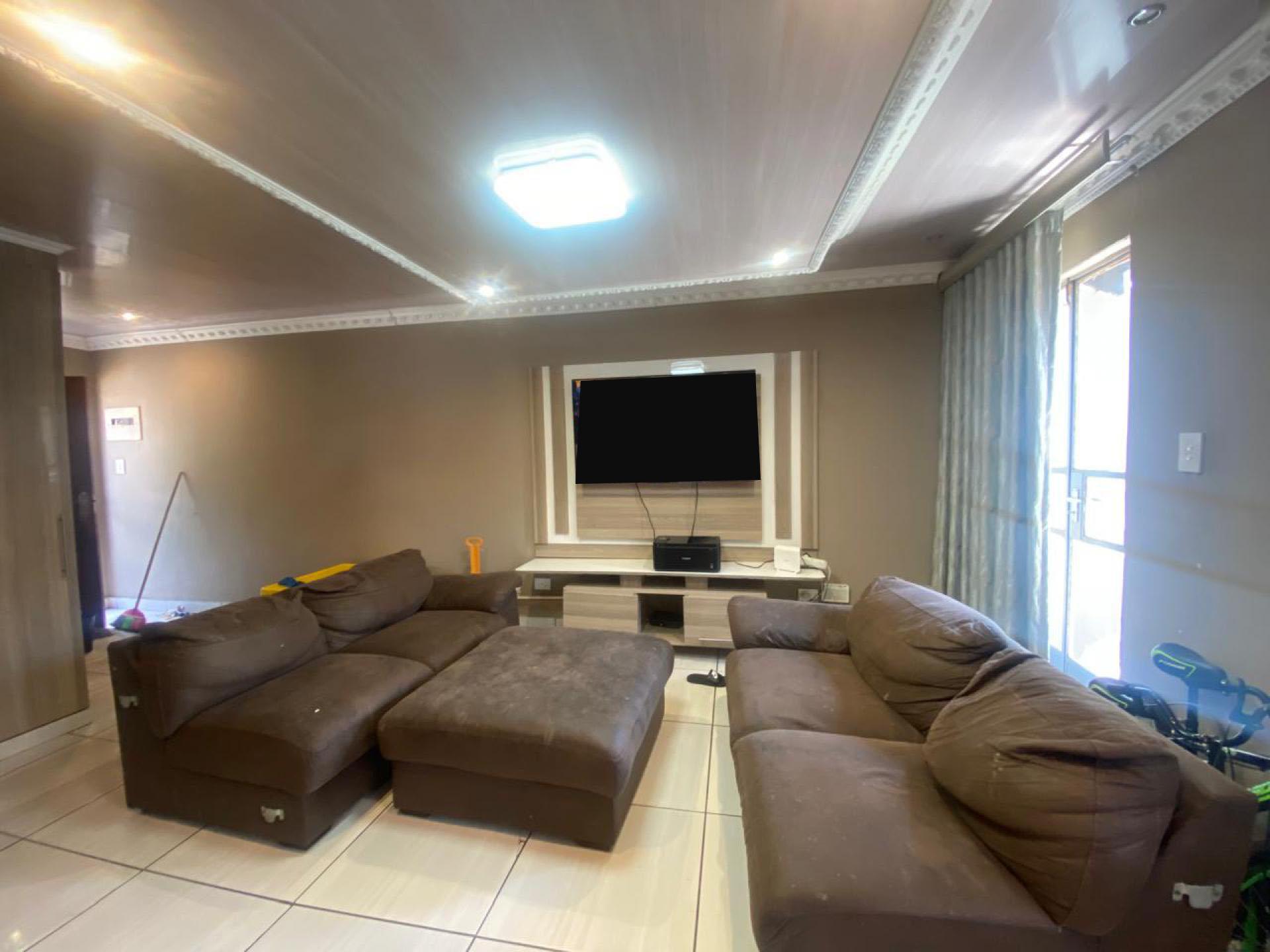Lounges of property in Die Hoewes