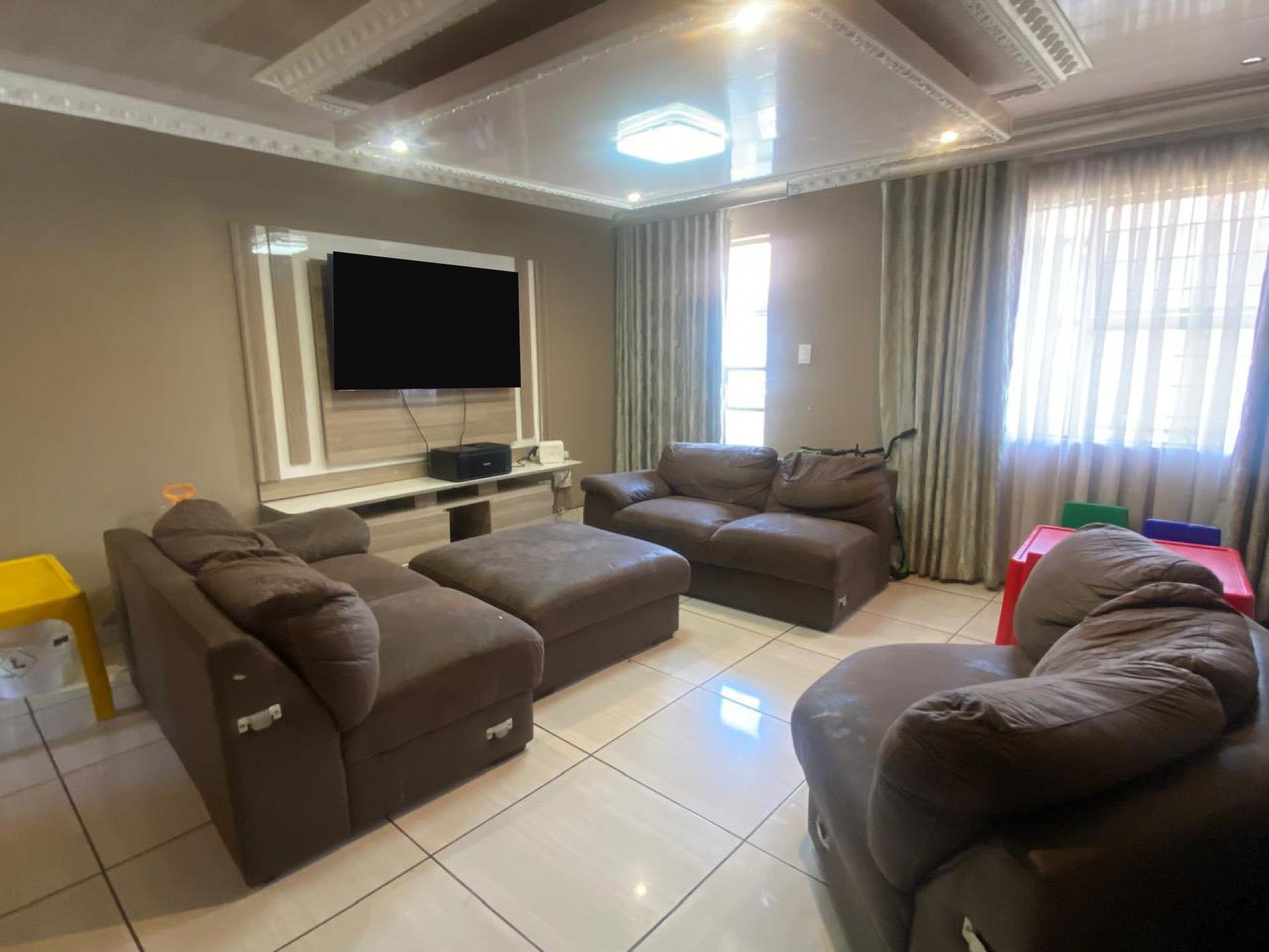 Lounges of property in Die Hoewes