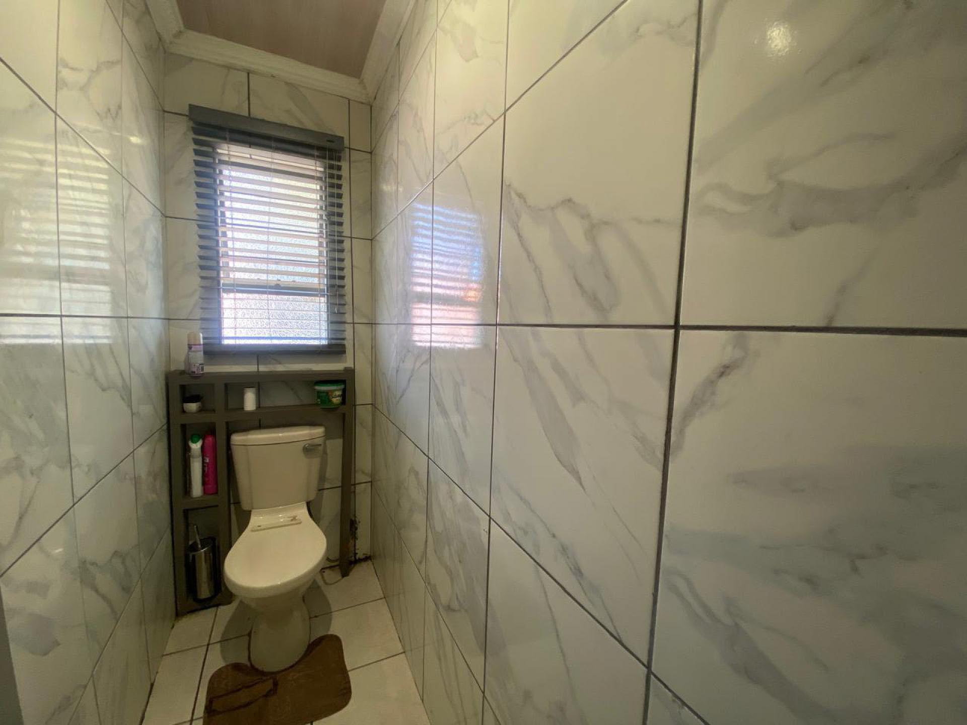 Bathroom 1 of property in Die Hoewes