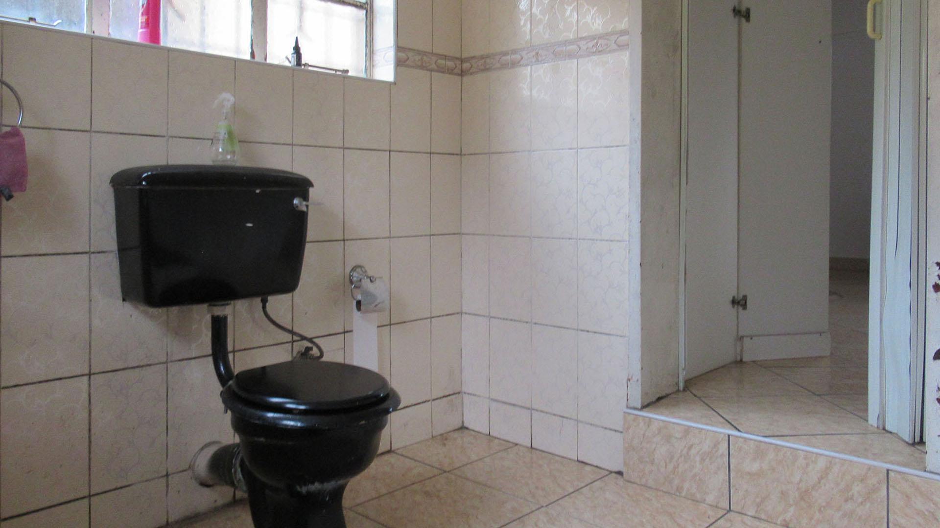 Main Bathroom - 7 square meters of property in Florida