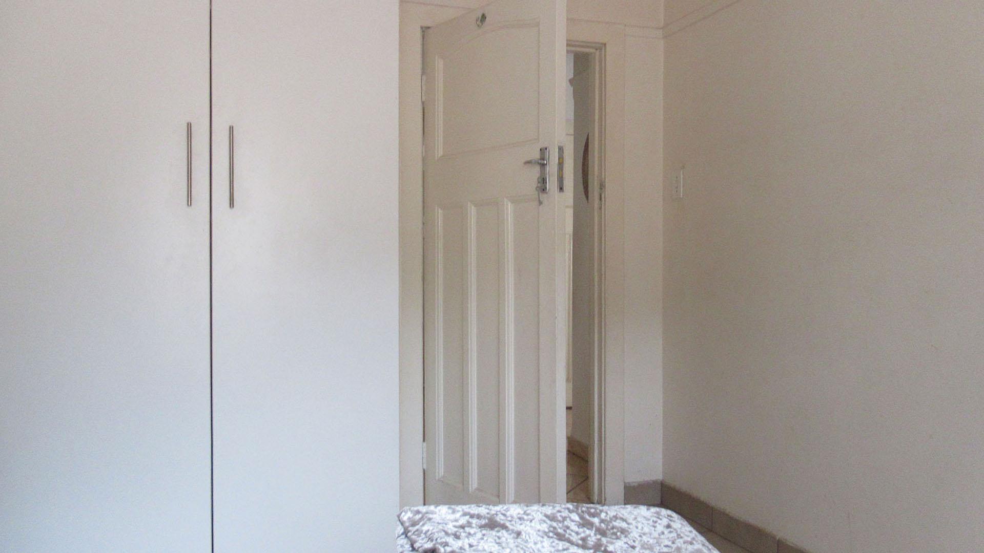 Bed Room 1 - 14 square meters of property in Florida