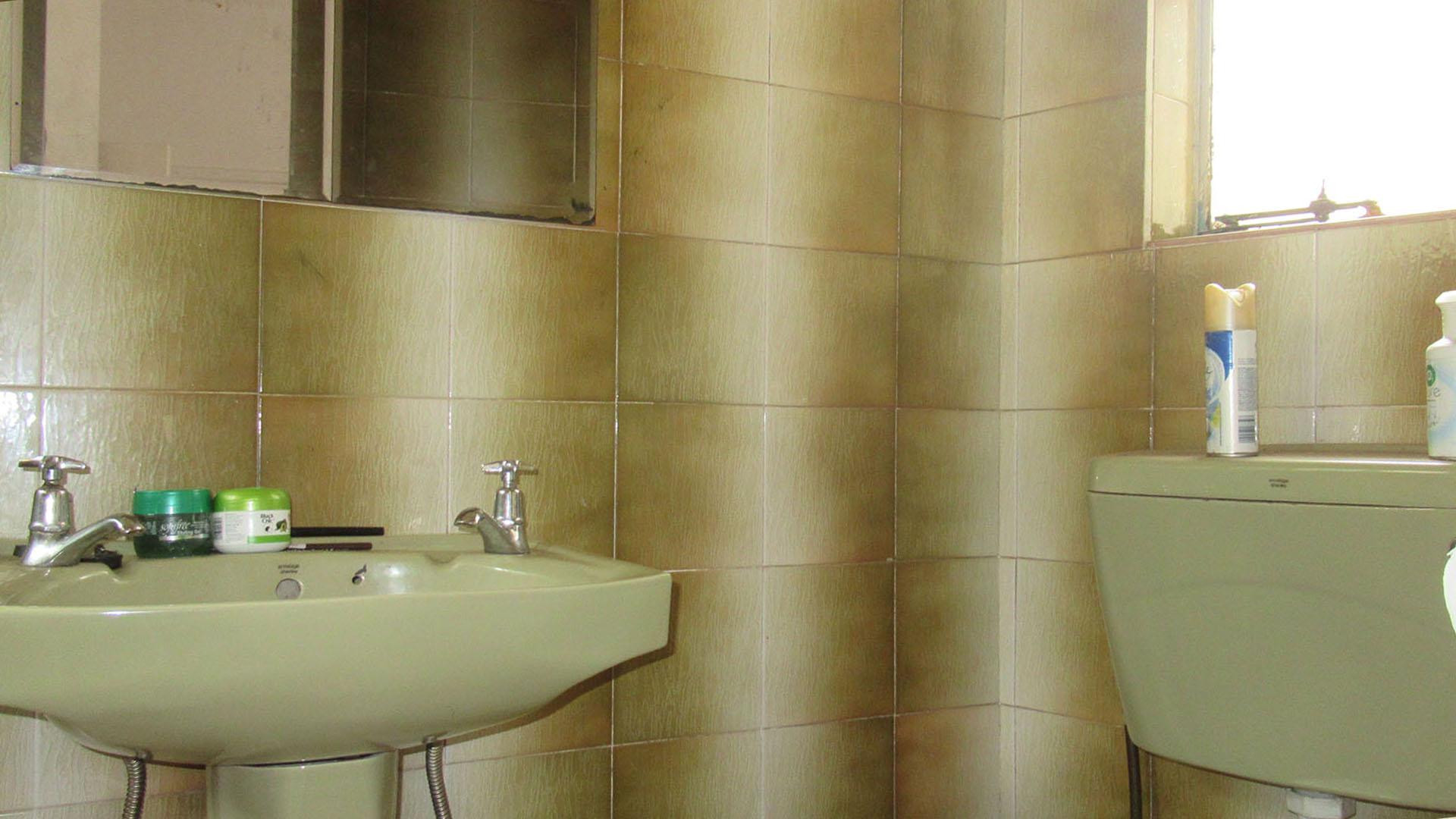 Bathroom 2 - 4 square meters of property in Florida