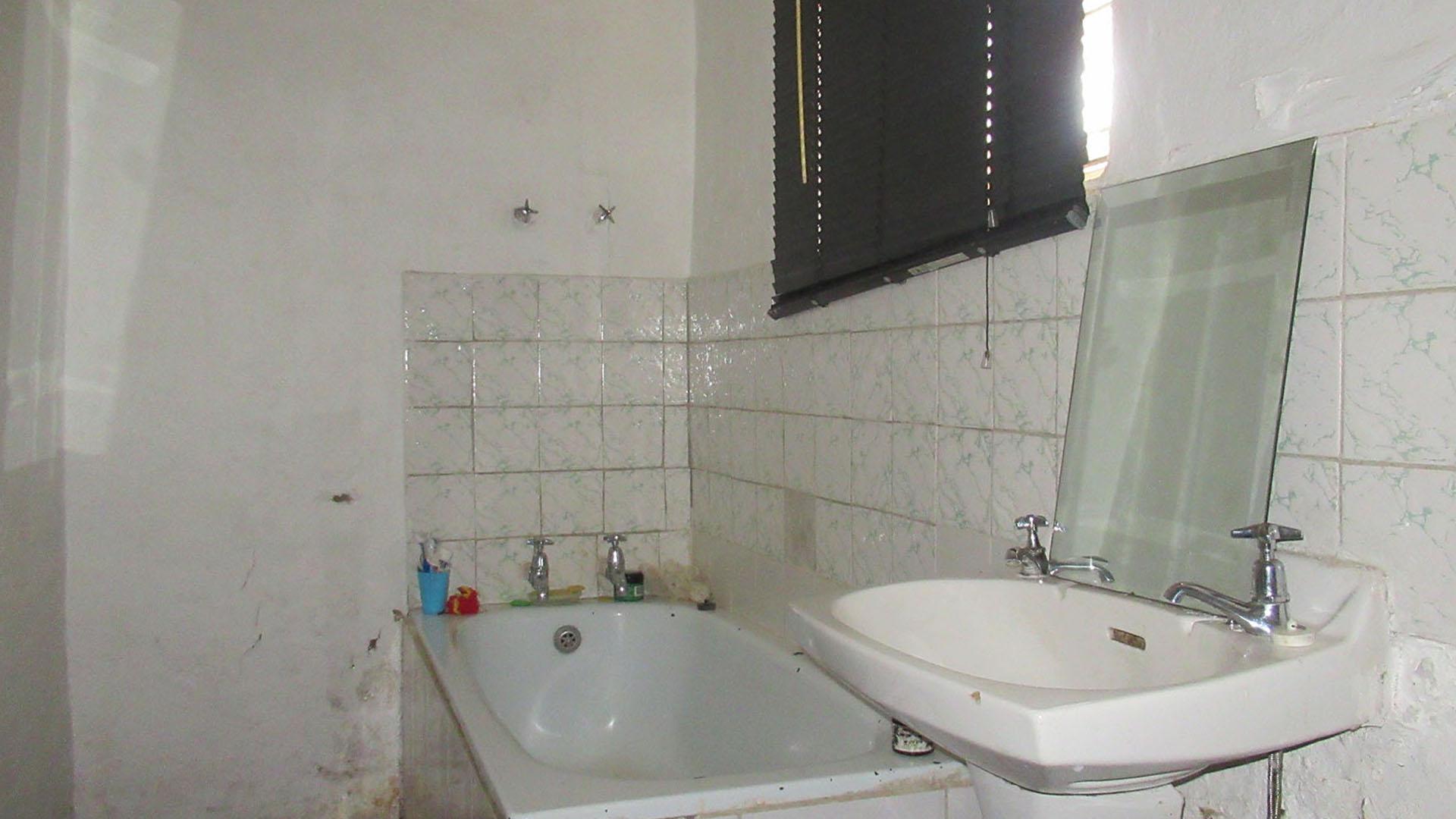 Bathroom 3+ - 4 square meters of property in Florida