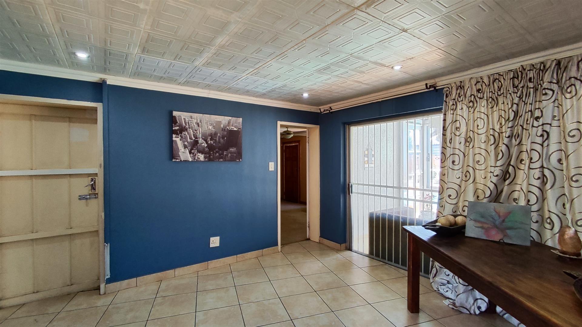 Lounges - 38 square meters of property in Verwoerdpark