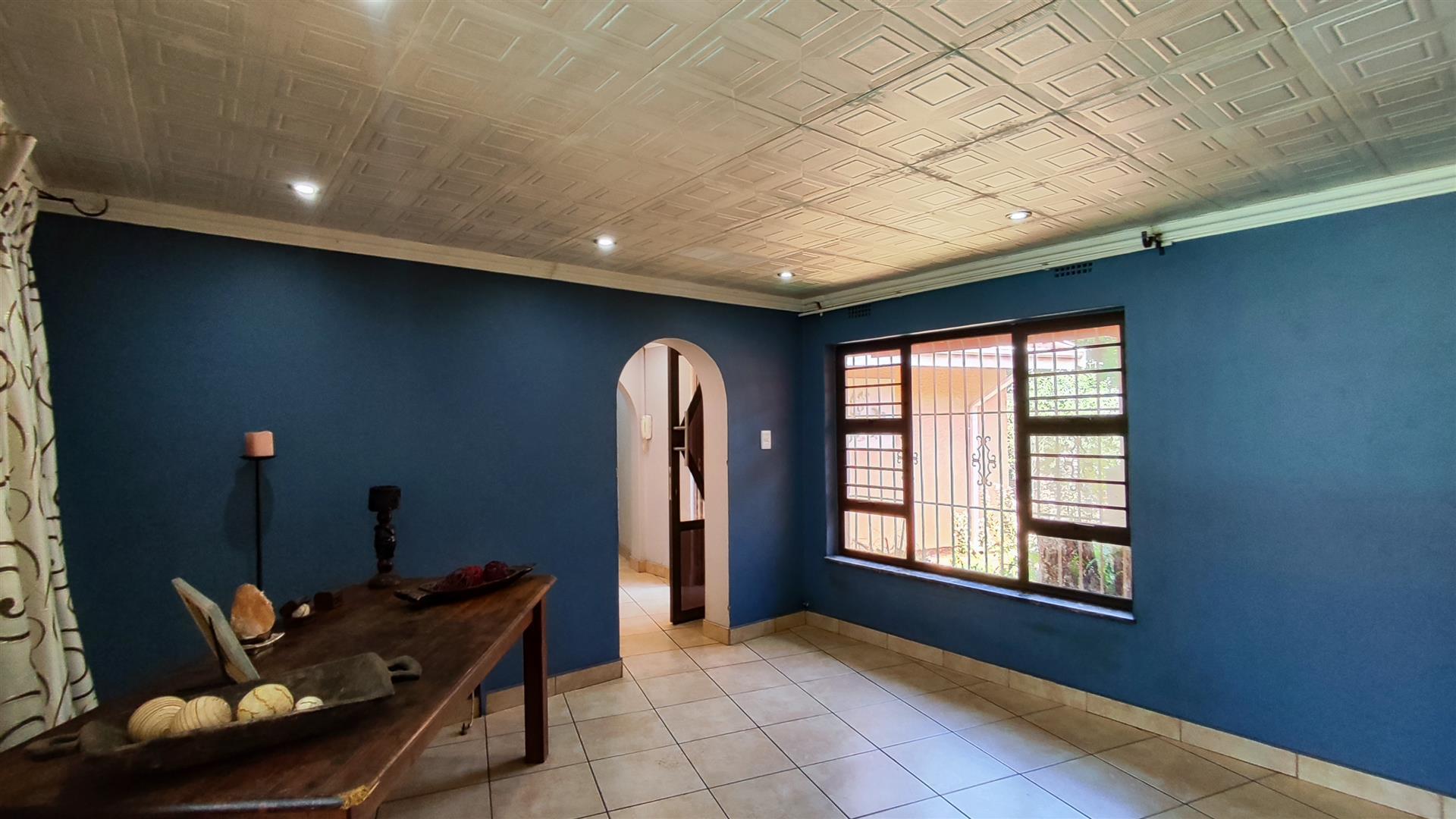 Lounges - 38 square meters of property in Verwoerdpark