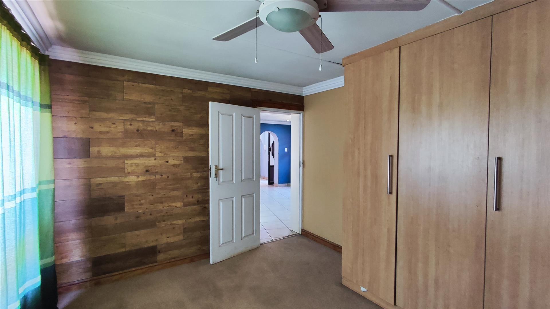 Bed Room 1 - 15 square meters of property in Verwoerdpark