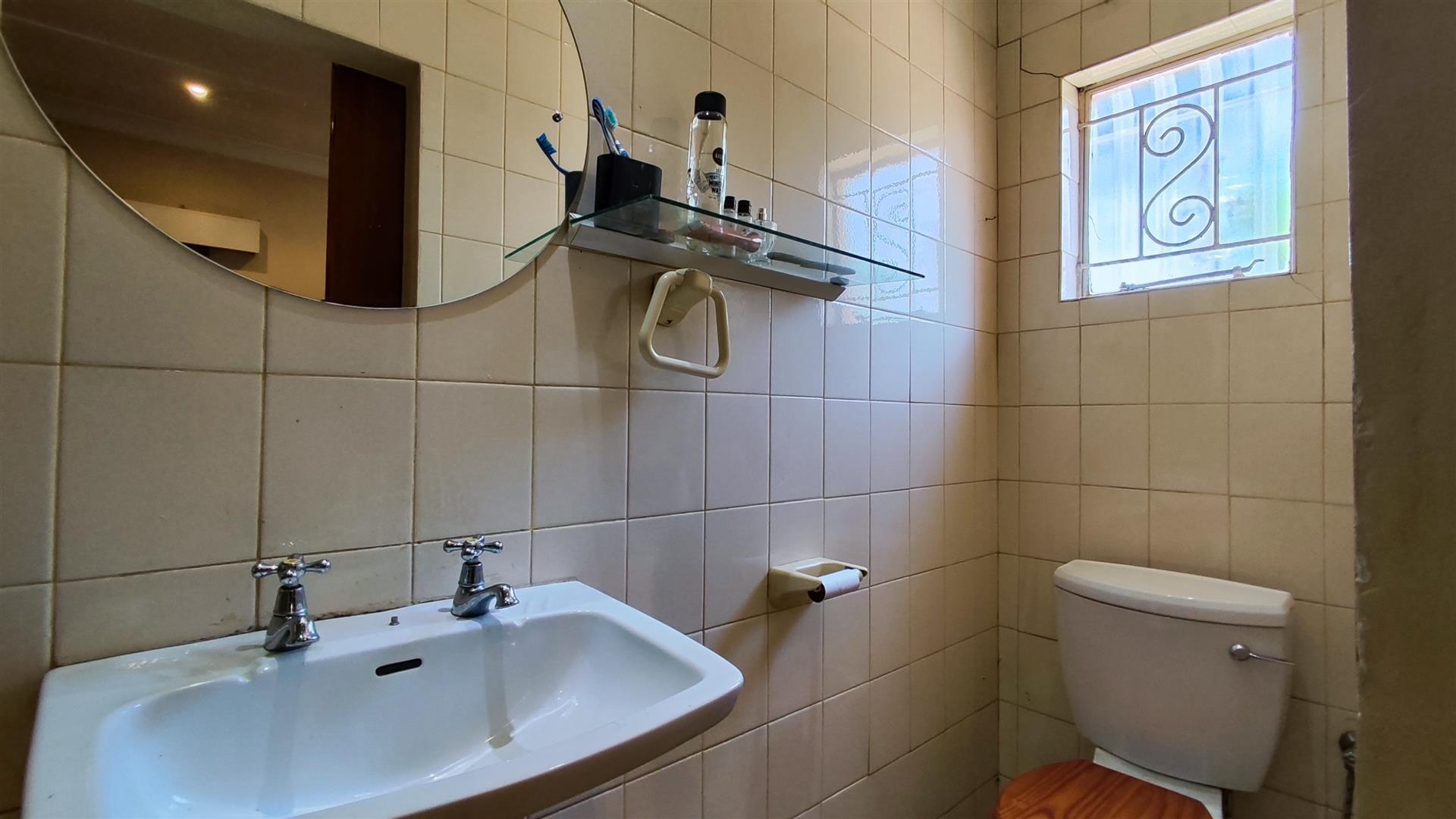 Bathroom 1 - 3 square meters of property in Verwoerdpark