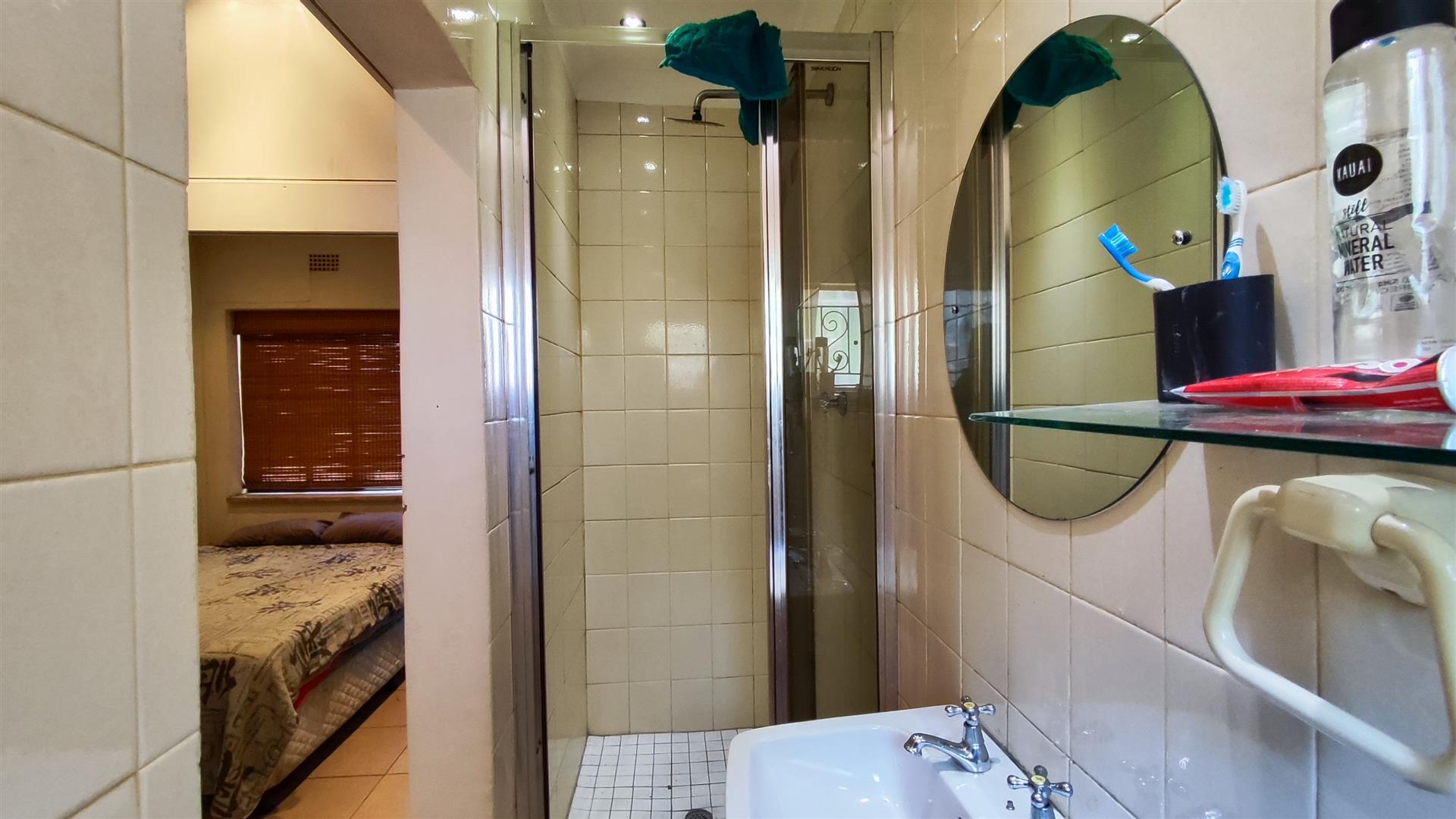 Bathroom 1 - 3 square meters of property in Verwoerdpark