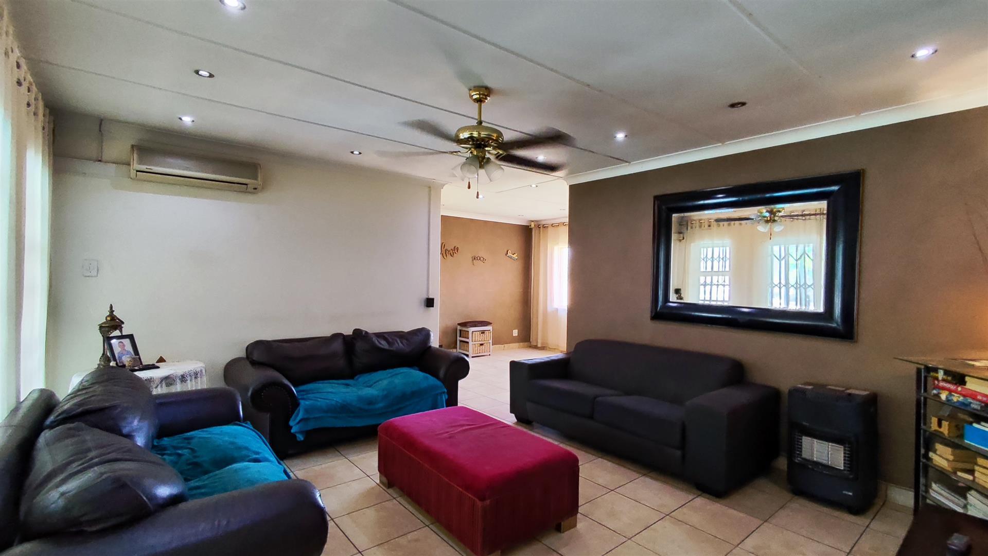 Lounges - 38 square meters of property in Verwoerdpark