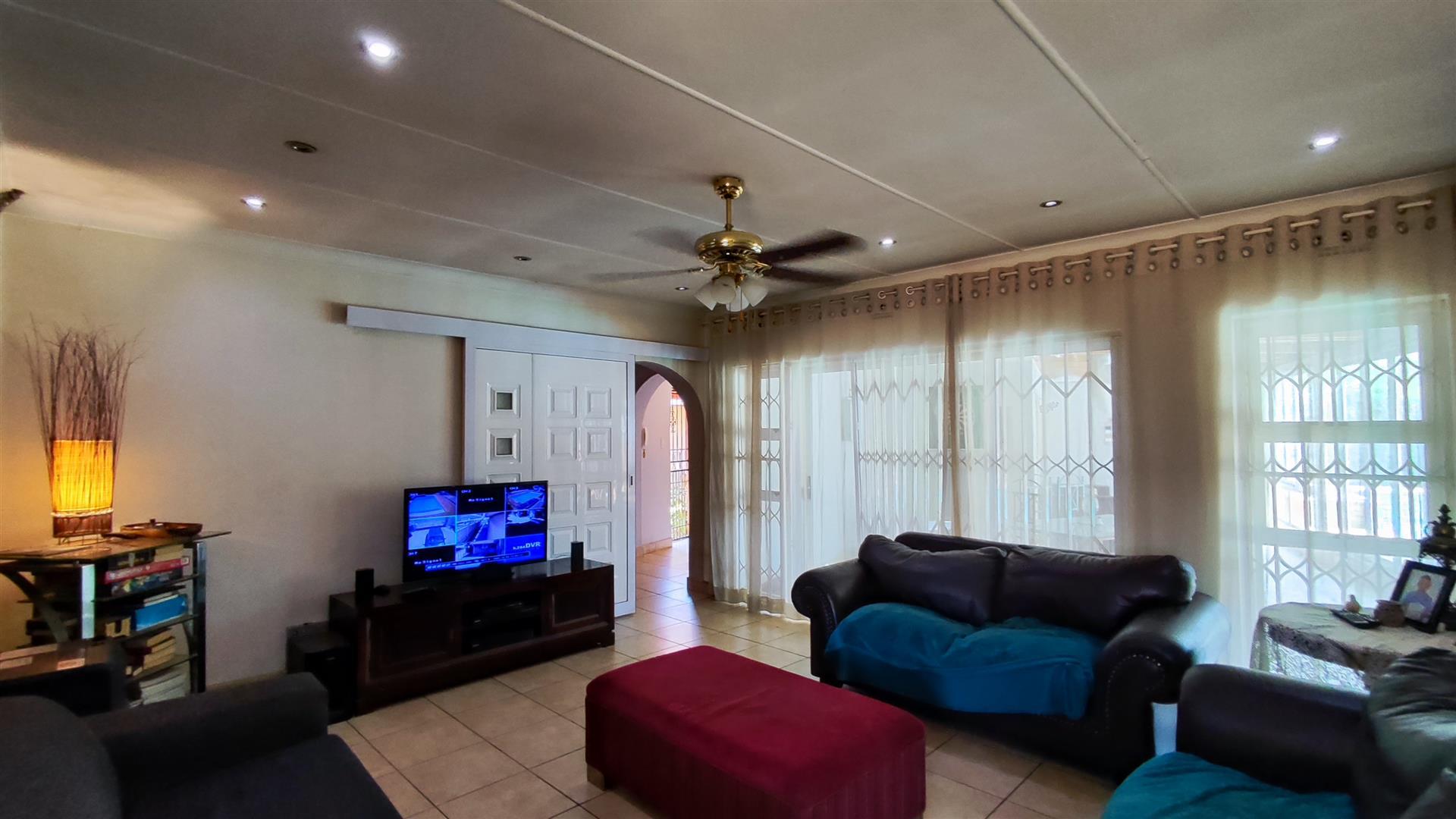 Lounges - 38 square meters of property in Verwoerdpark