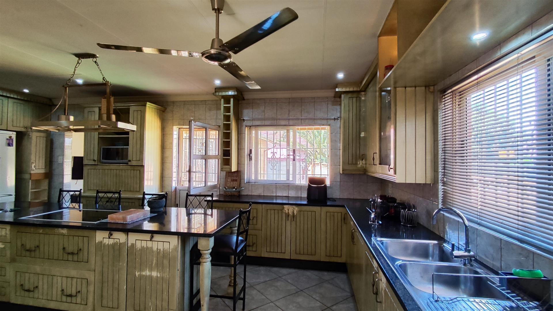 Kitchen - 26 square meters of property in Verwoerdpark