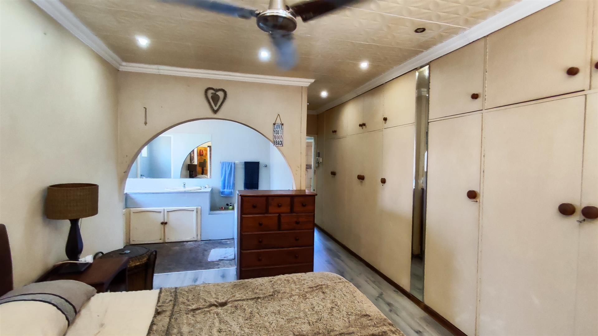 Main Bedroom - 21 square meters of property in Verwoerdpark