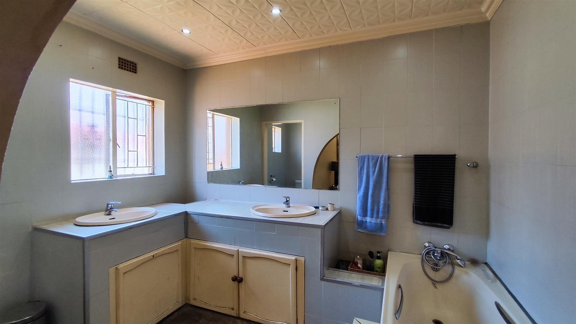 Main Bathroom - 8 square meters of property in Verwoerdpark