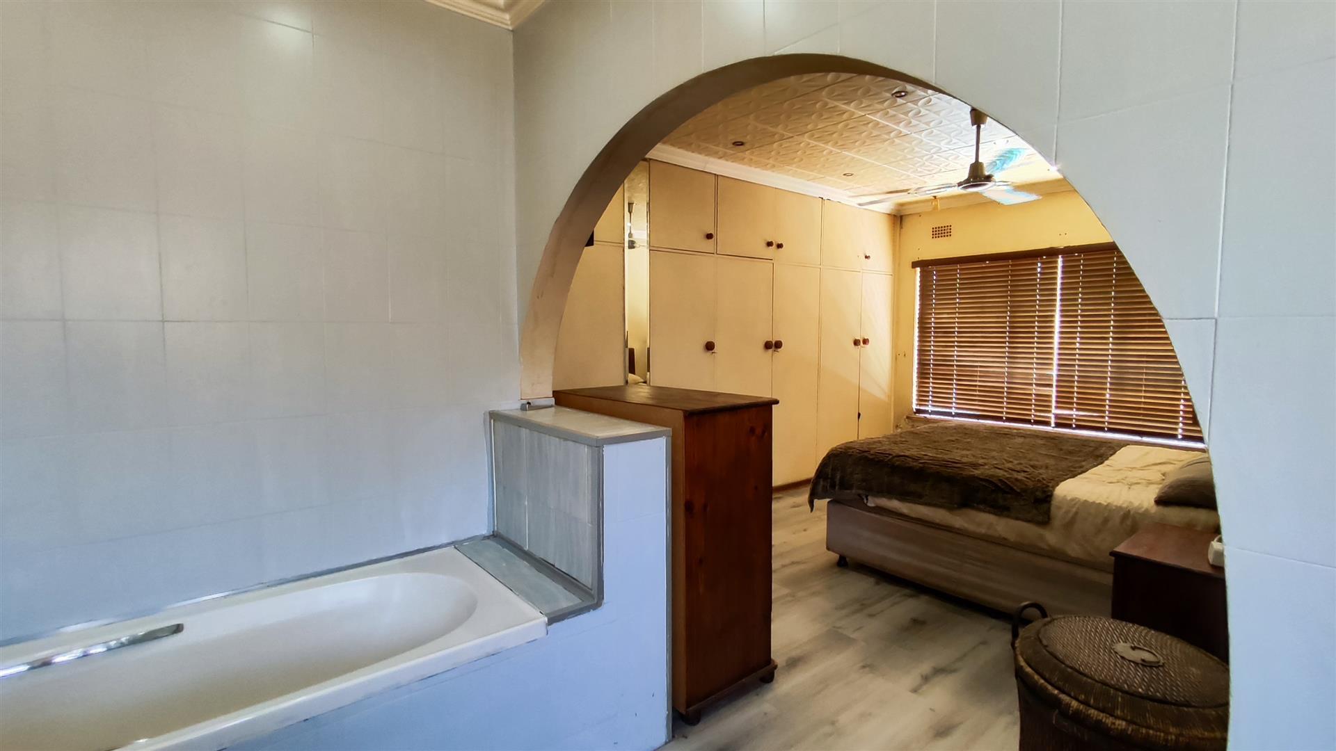 Main Bathroom - 8 square meters of property in Verwoerdpark