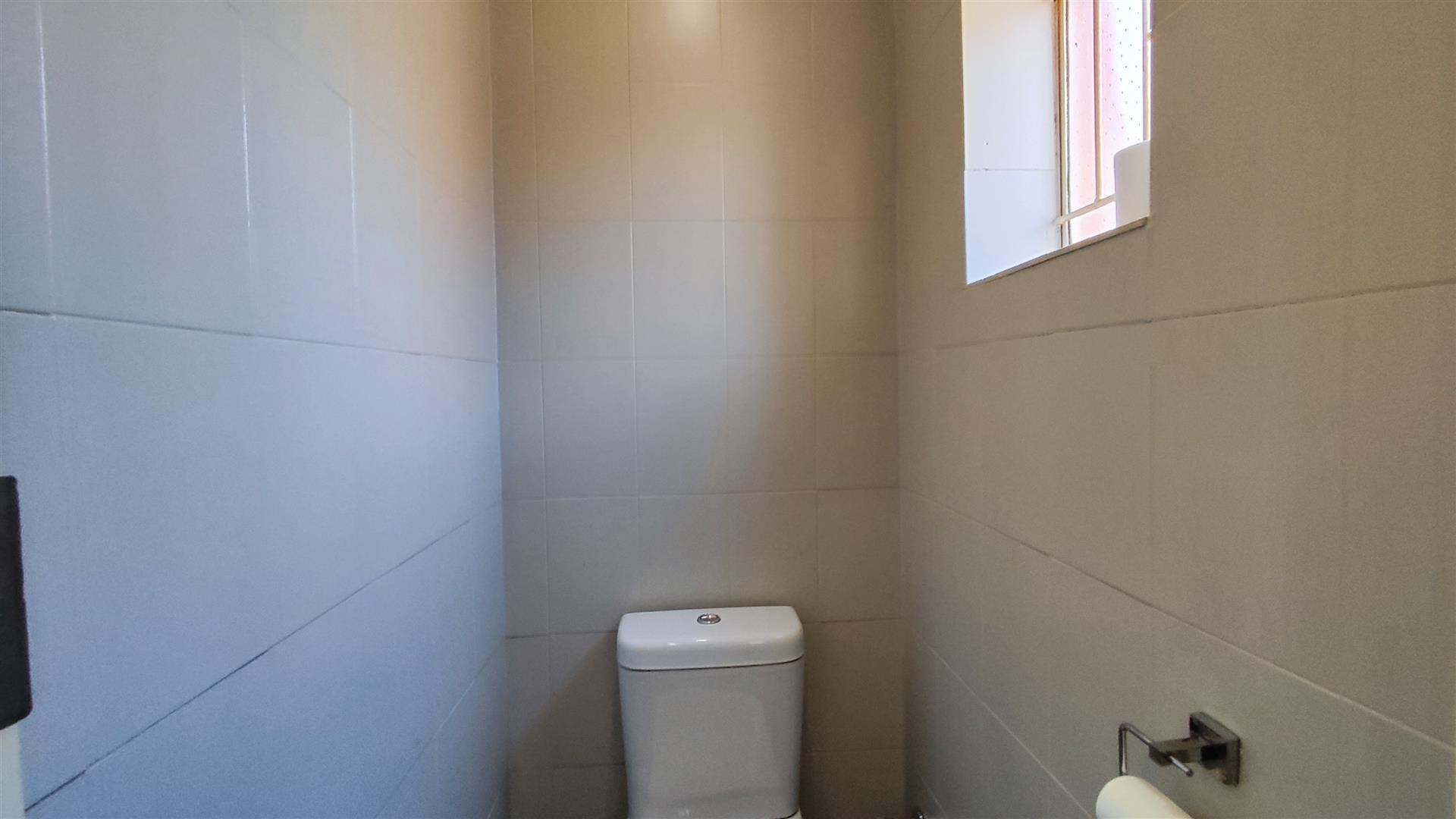 Main Bathroom - 8 square meters of property in Verwoerdpark