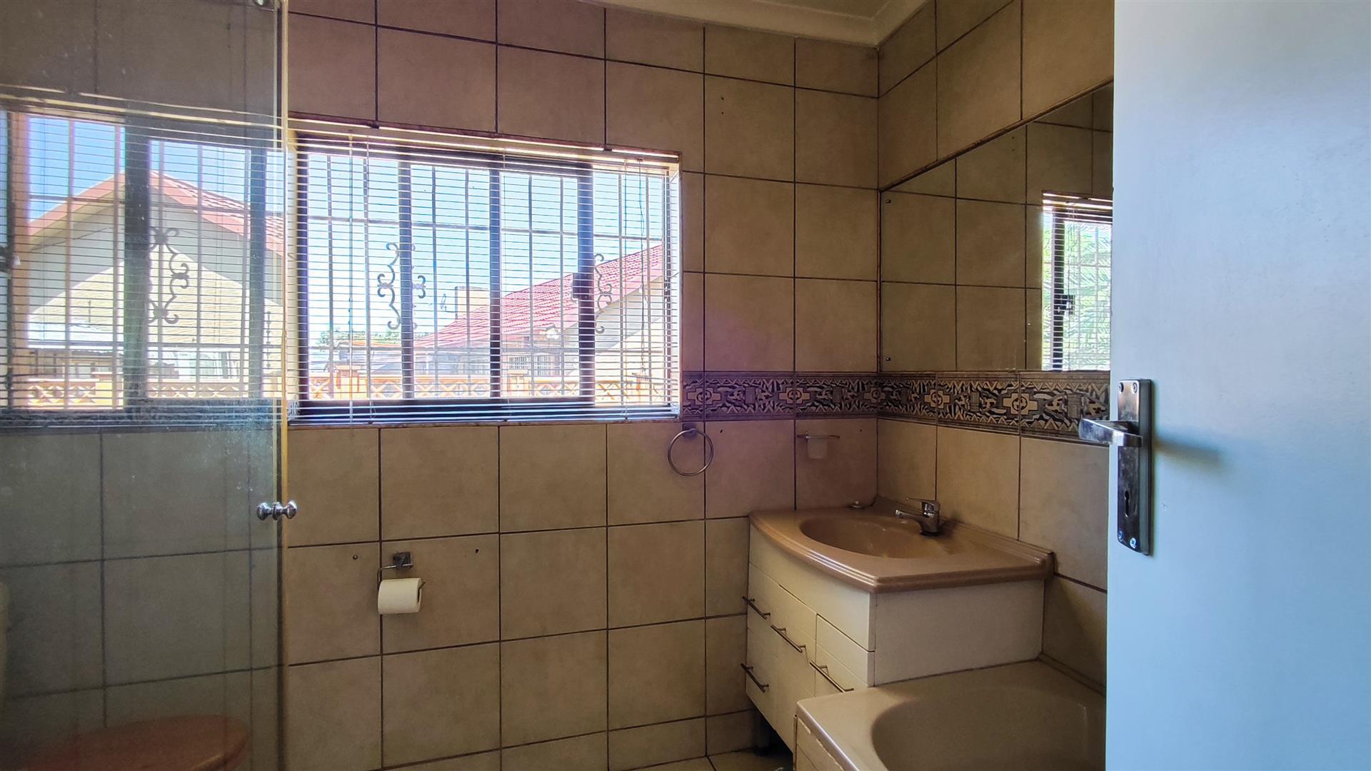 Bathroom 2 - 6 square meters of property in Verwoerdpark