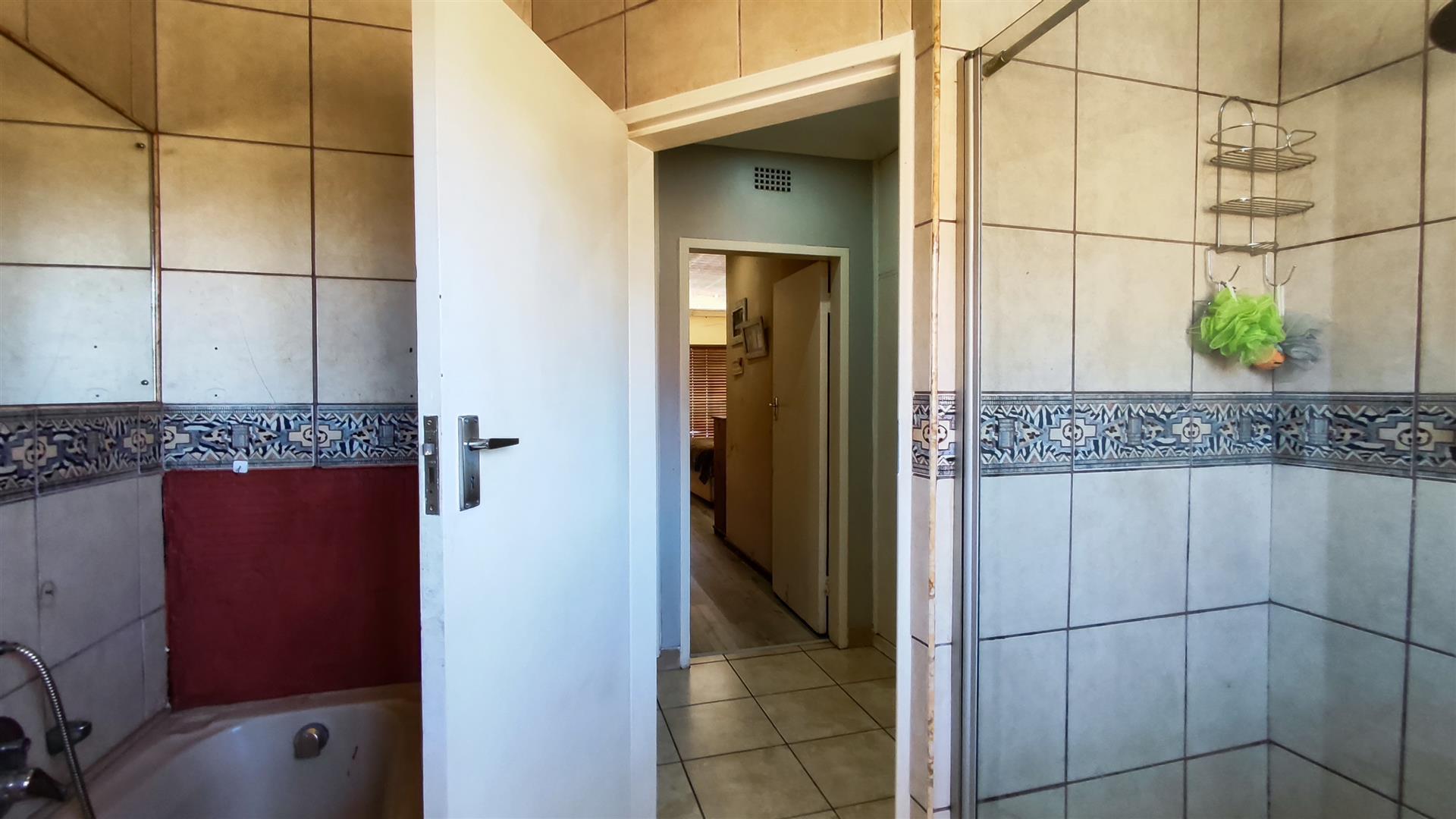 Bathroom 2 - 6 square meters of property in Verwoerdpark