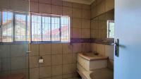 Bathroom 2 - 6 square meters of property in Verwoerdpark