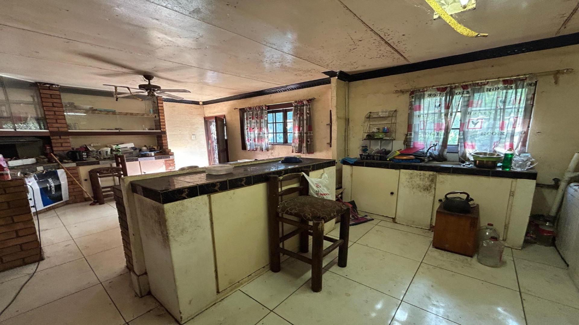 Kitchen of property in Crestview