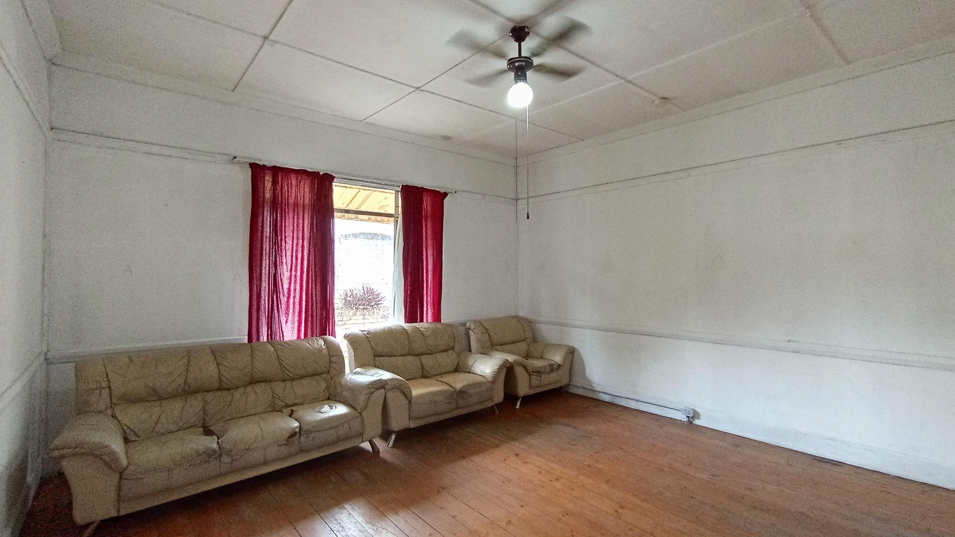 Lounges - 28 square meters of property in Mount Vernon 