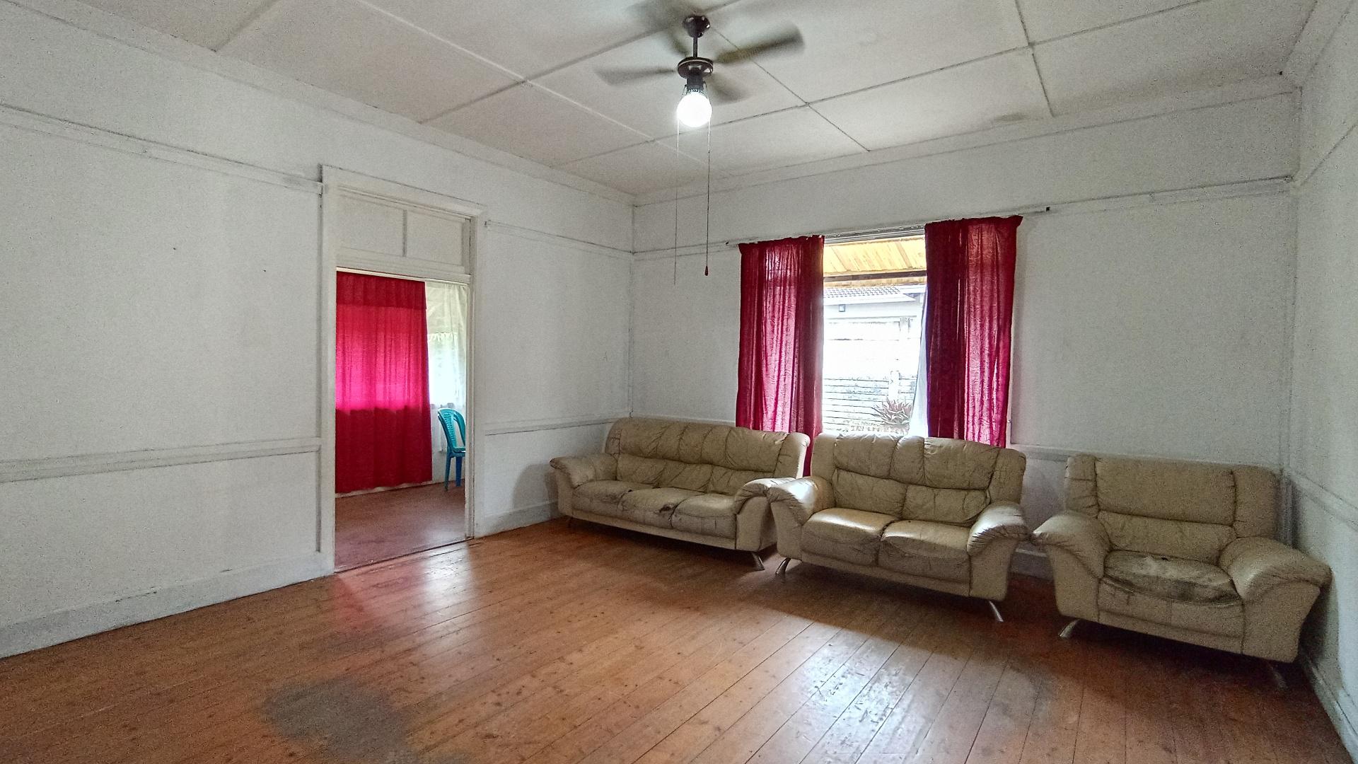 Lounges - 28 square meters of property in Mount Vernon 