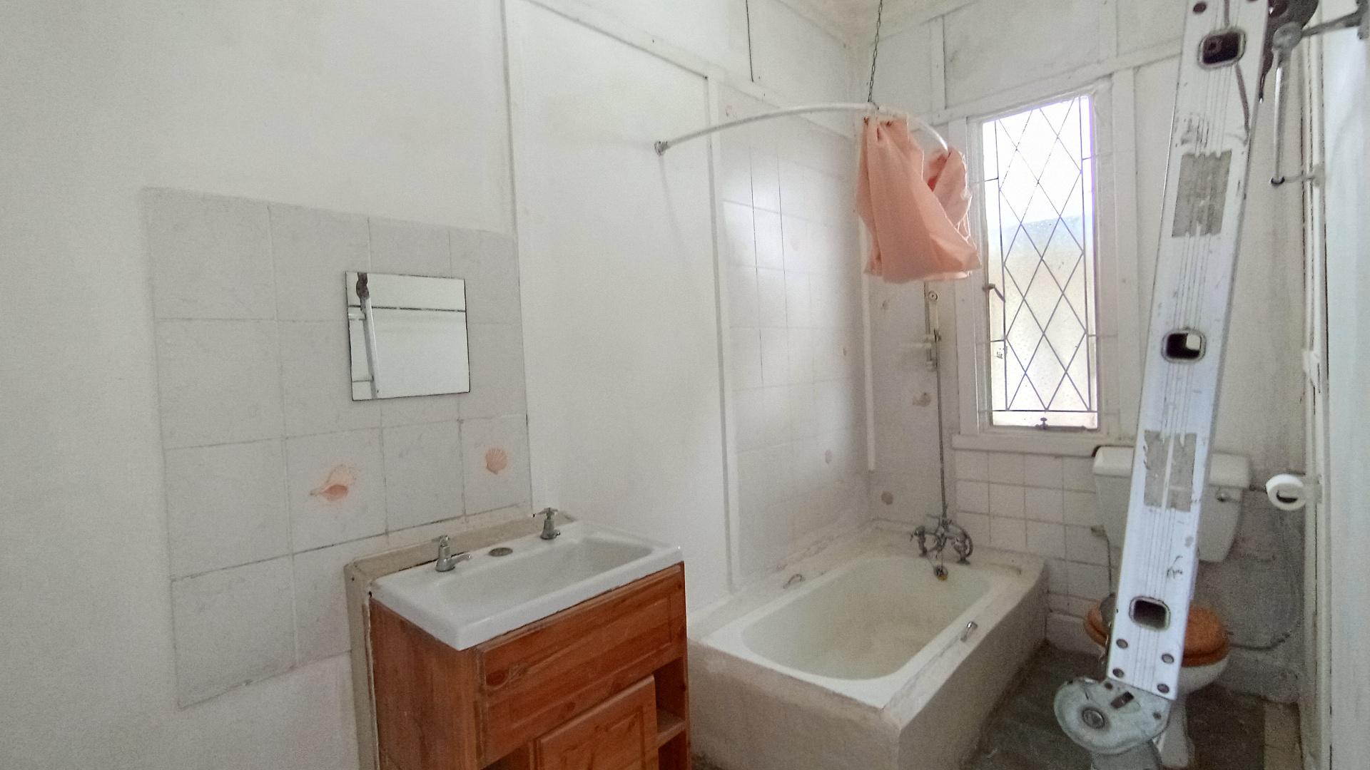 Main Bathroom - 7 square meters of property in Mount Vernon 