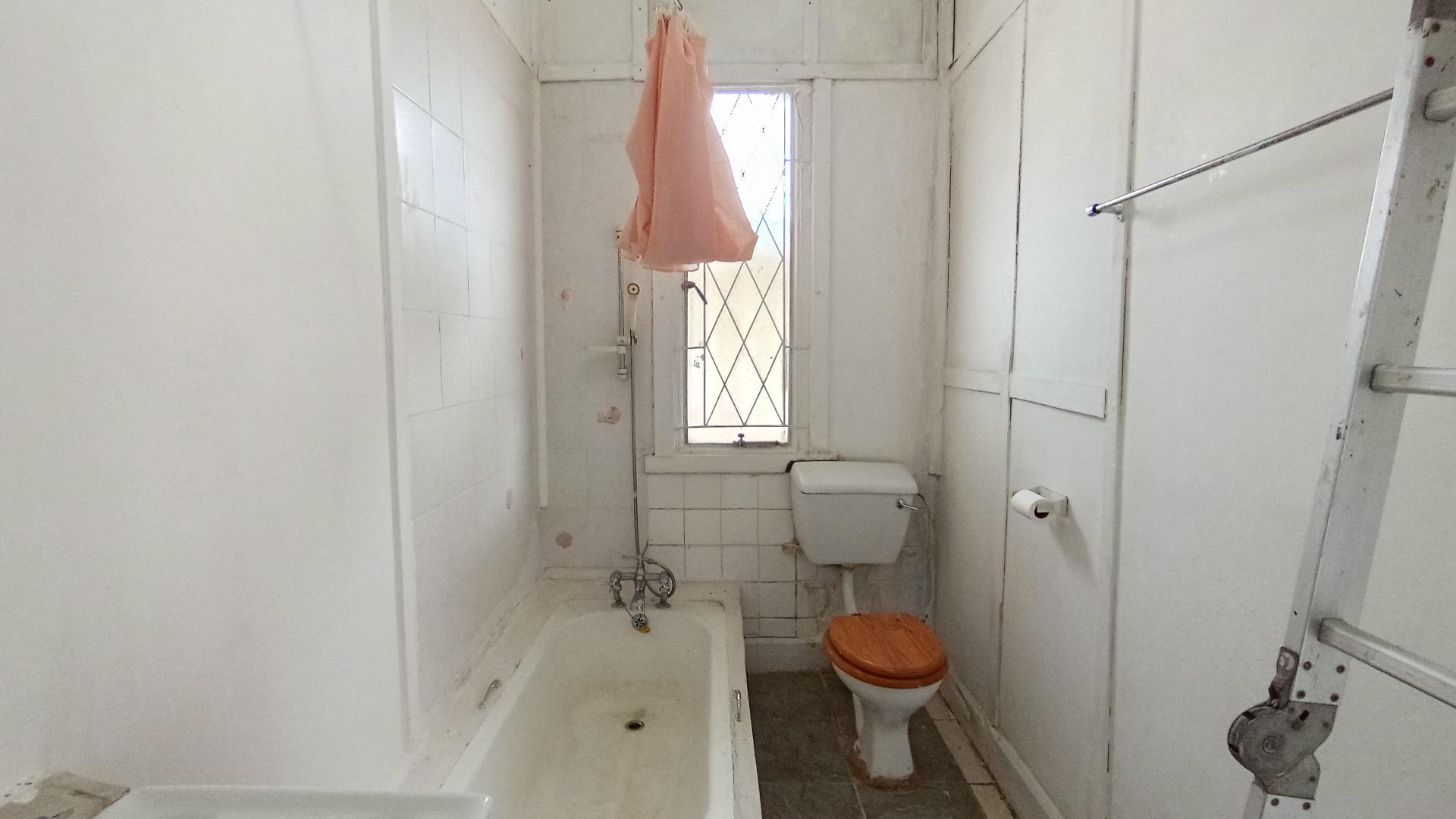 Main Bathroom - 7 square meters of property in Mount Vernon 