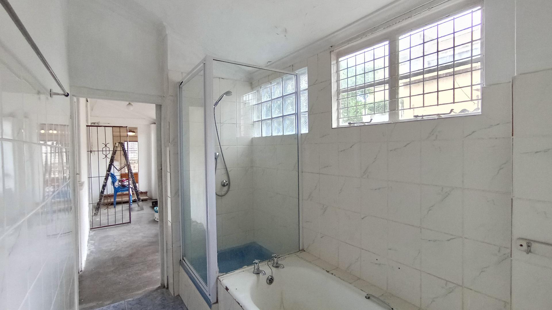 Bathroom 1 - 19 square meters of property in Mount Vernon 