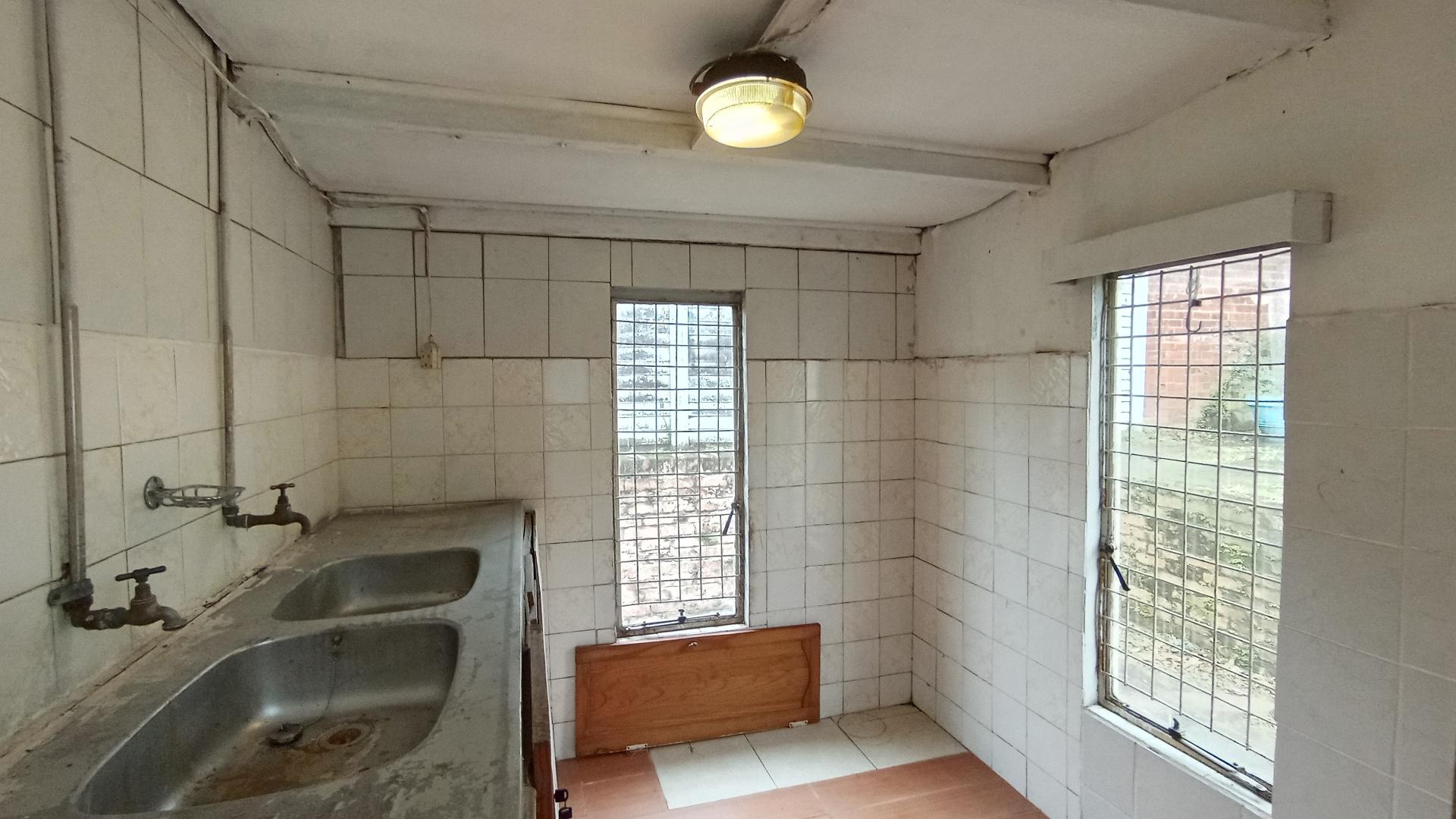 Kitchen - 24 square meters of property in Mount Vernon 