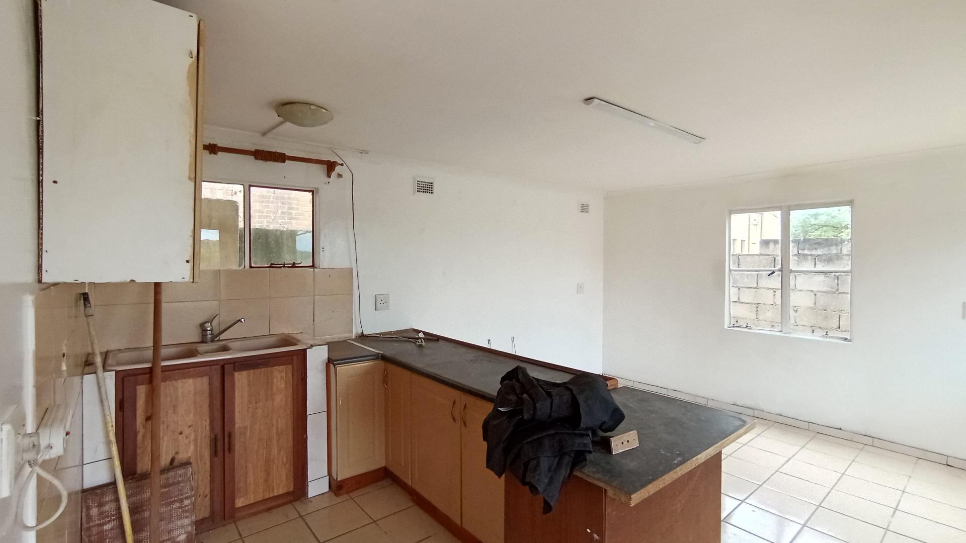 Kitchen - 24 square meters of property in Mount Vernon 