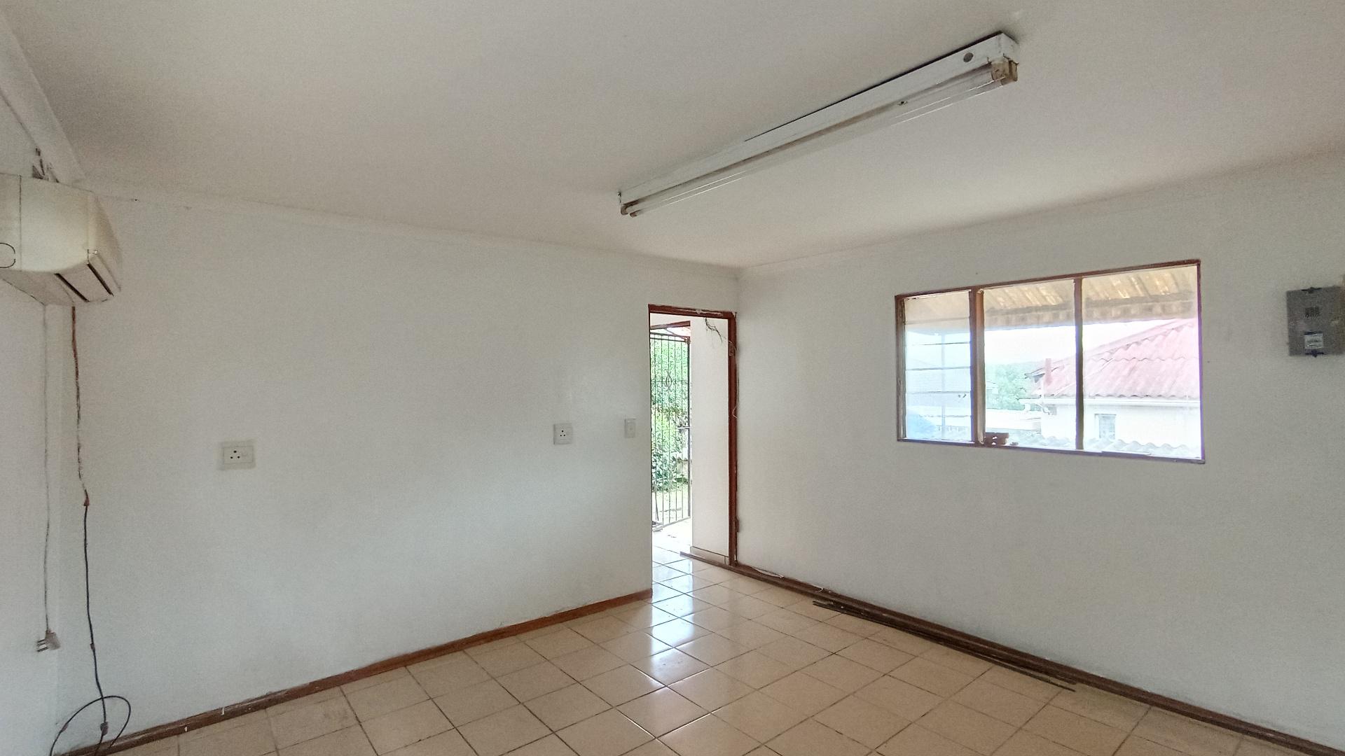 Flatlet - 32 square meters of property in Mount Vernon 