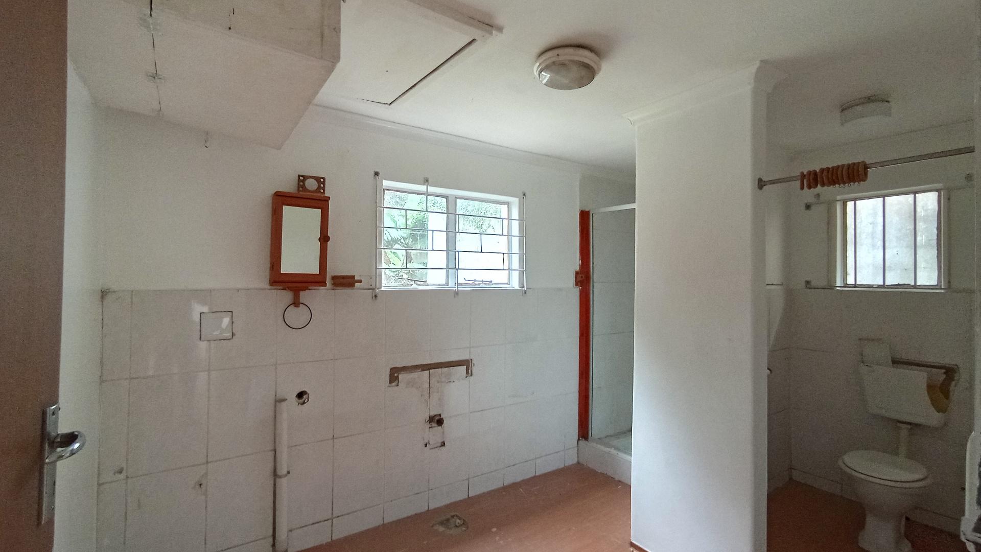 Bathroom 1 - 19 square meters of property in Mount Vernon 