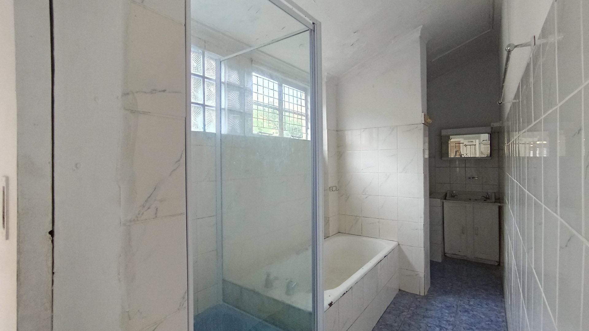 Bathroom 1 - 19 square meters of property in Mount Vernon 