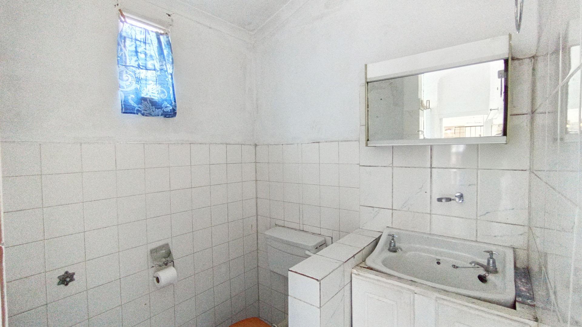 Bathroom 1 - 19 square meters of property in Mount Vernon 