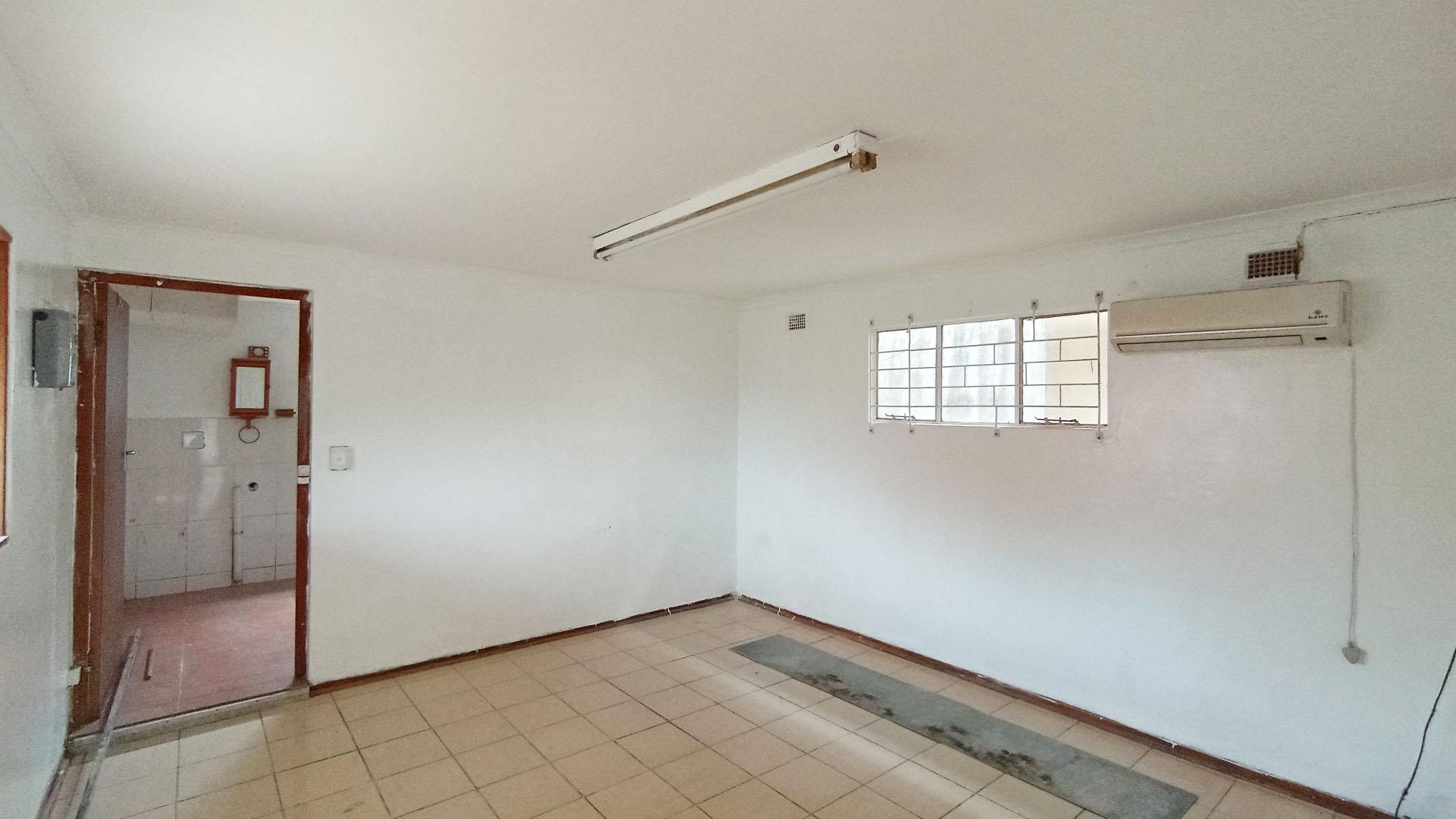 Flatlet - 32 square meters of property in Mount Vernon 