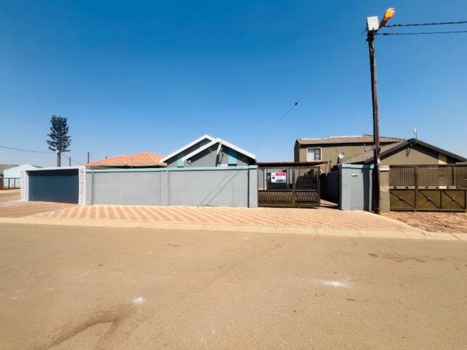 6 Bedroom House for Sale For Sale in Protea Glen - MR695241