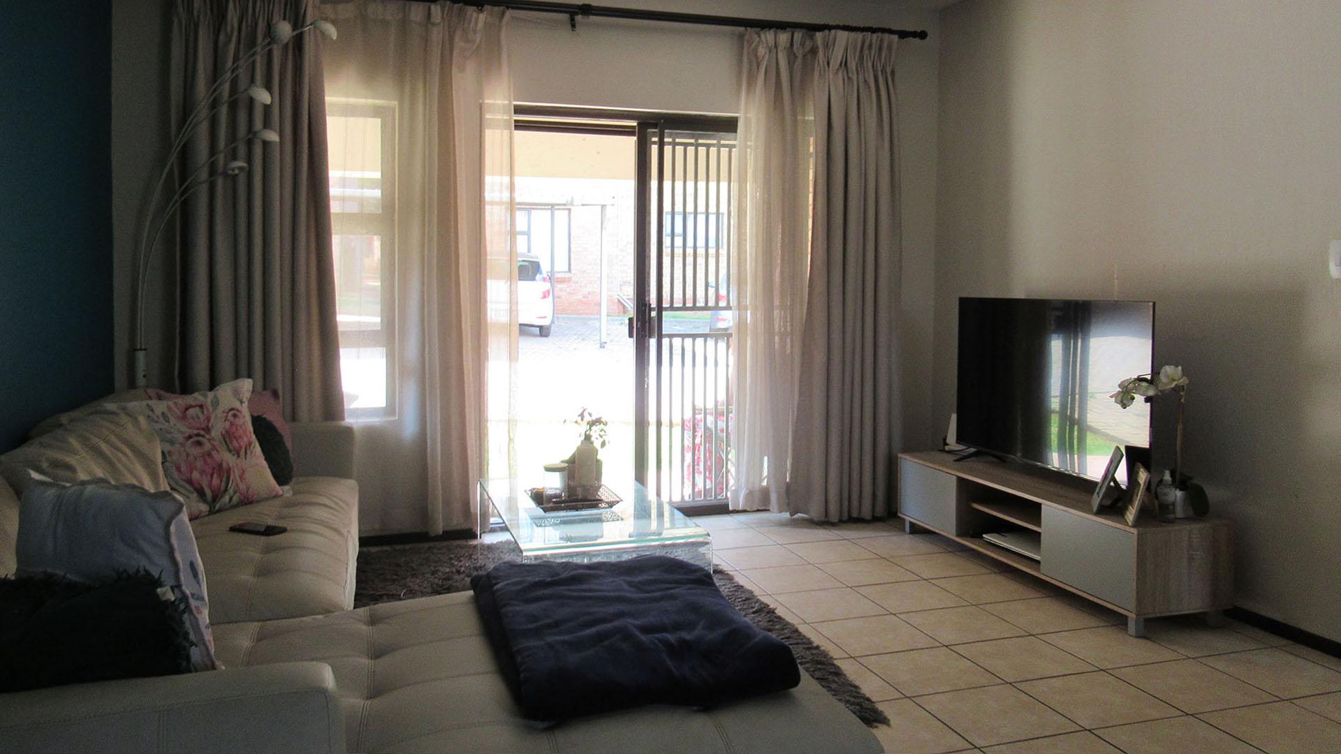 Lounges - 18 square meters of property in Northwold