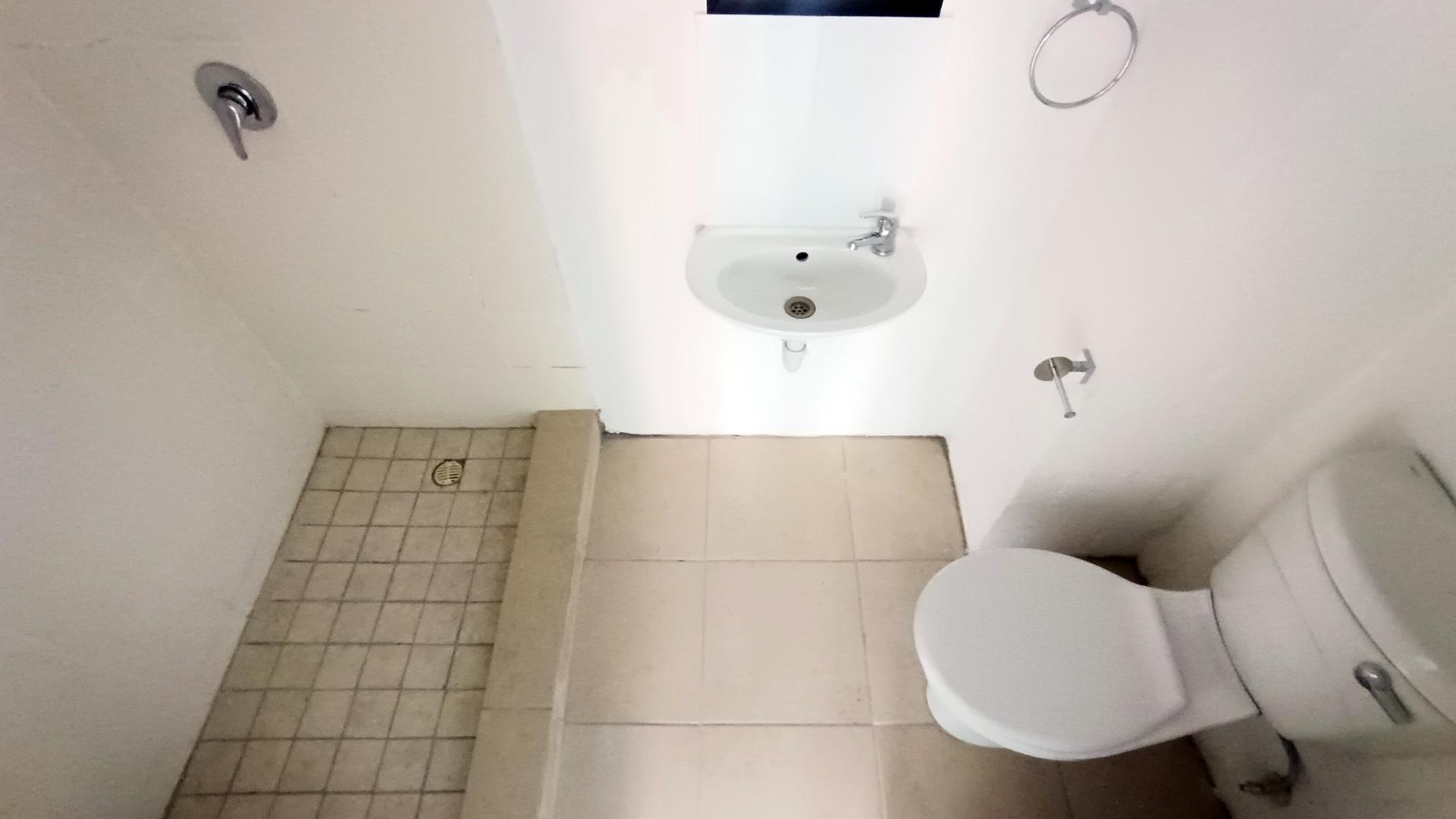 Bathroom 1 - 4 square meters of property in Wynberg - CPT