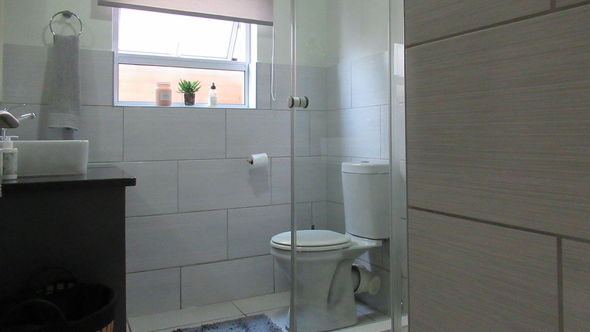Bathroom 1 - 5 square meters of property in North Riding