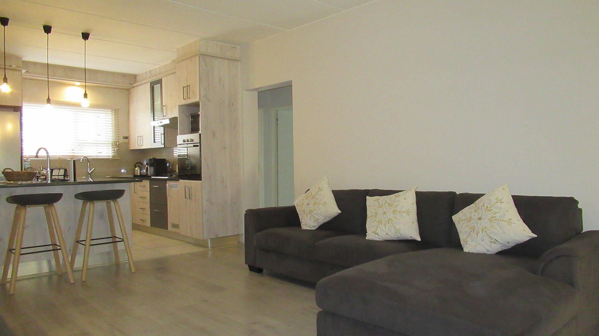 Lounges - 18 square meters of property in North Riding