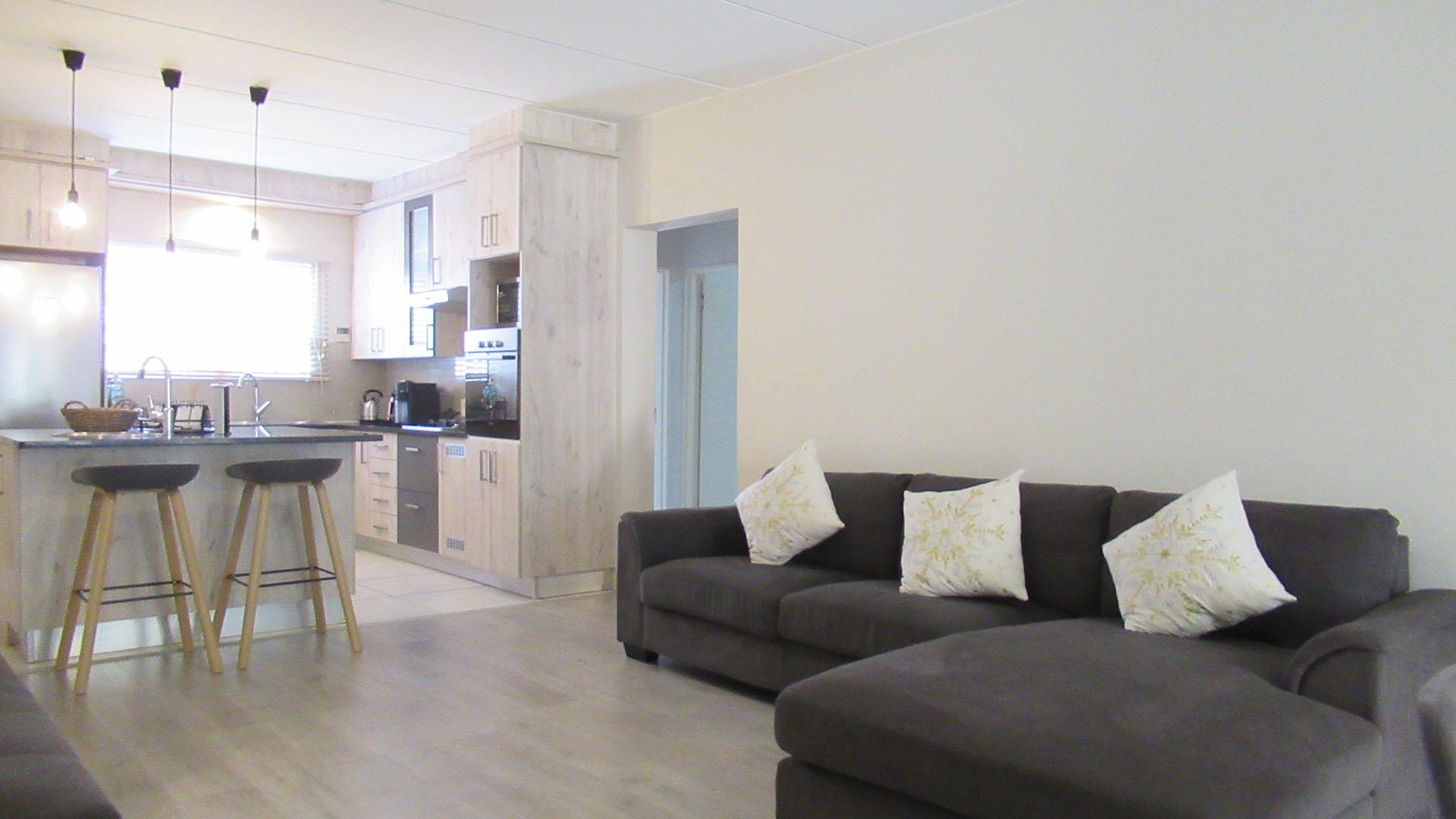 Lounges - 18 square meters of property in North Riding